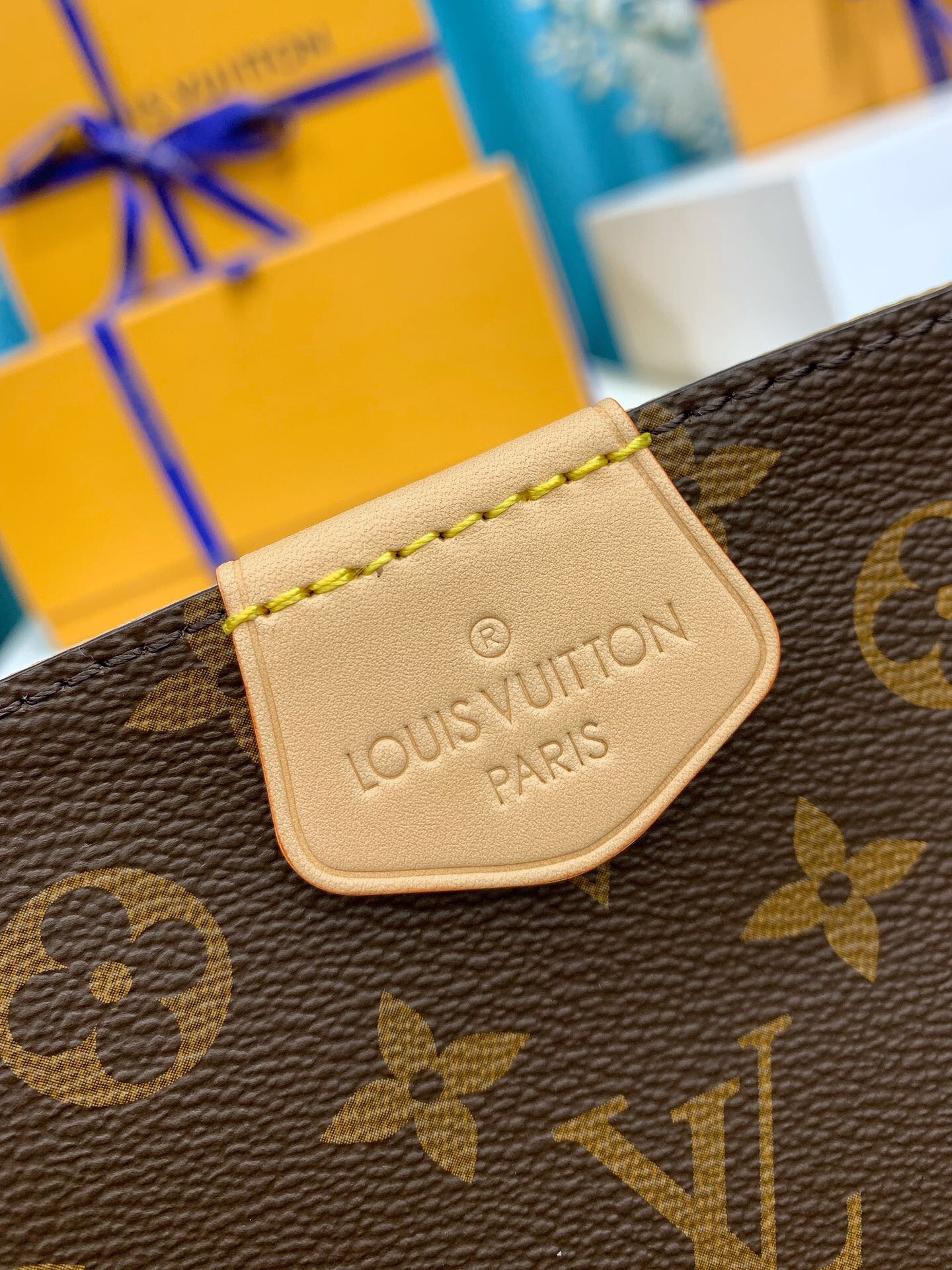 lv l**is V*t*n m43703 mm graceful 41x30x11cm 2023100503