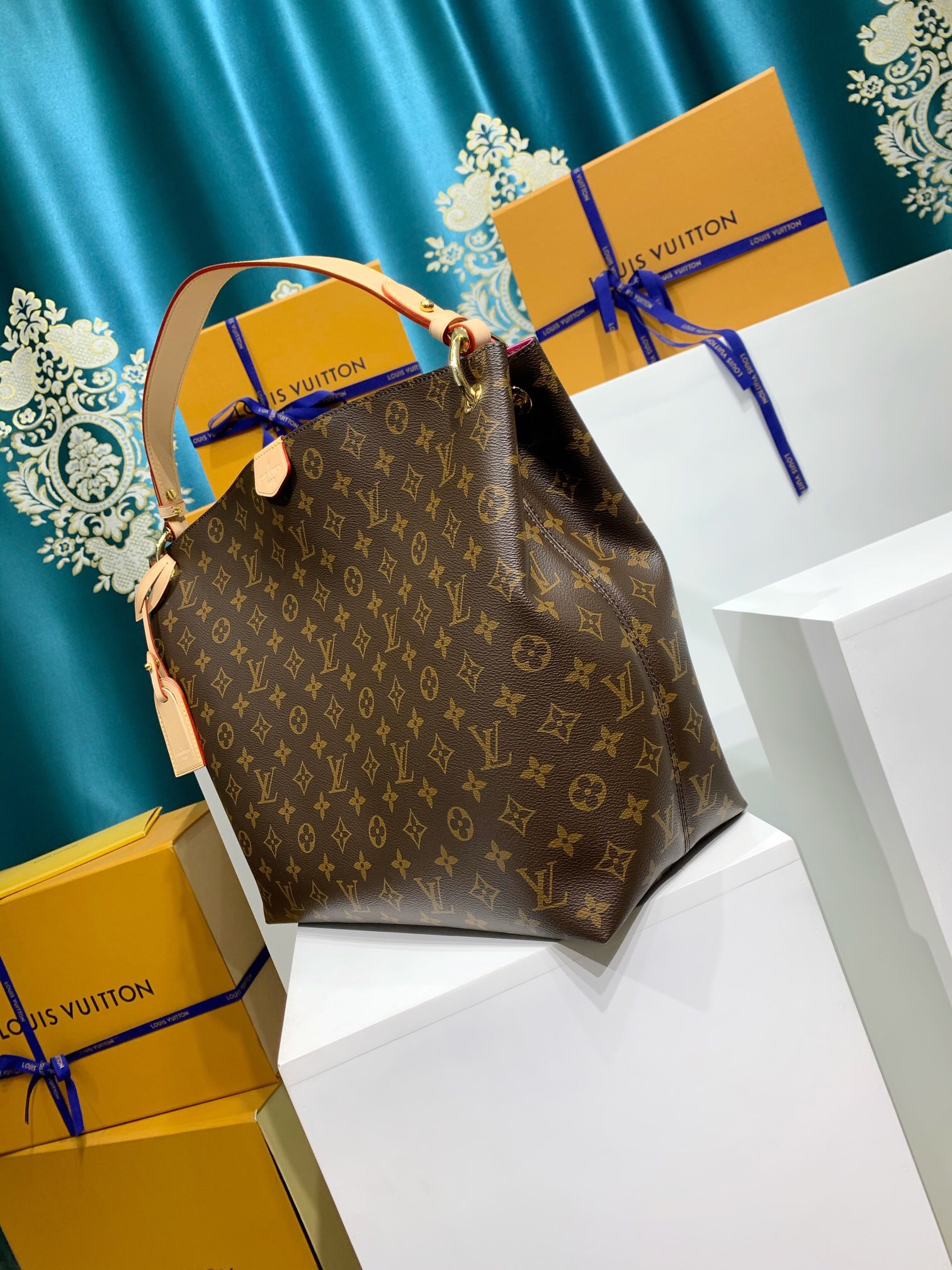lv l**is V*t*n m43703 mm graceful 41x30x11cm 2023100503