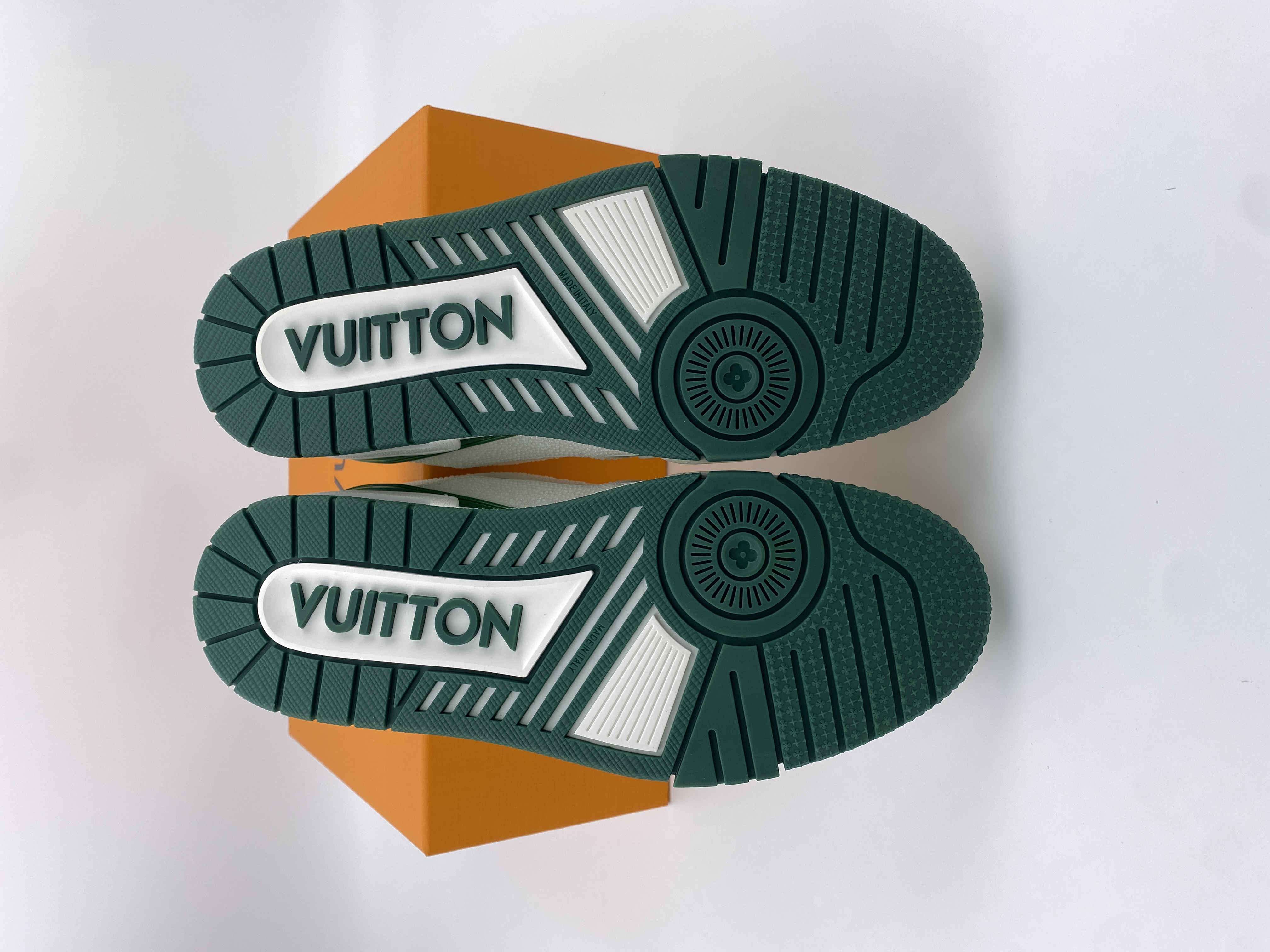 LV sneaker 2023100602
