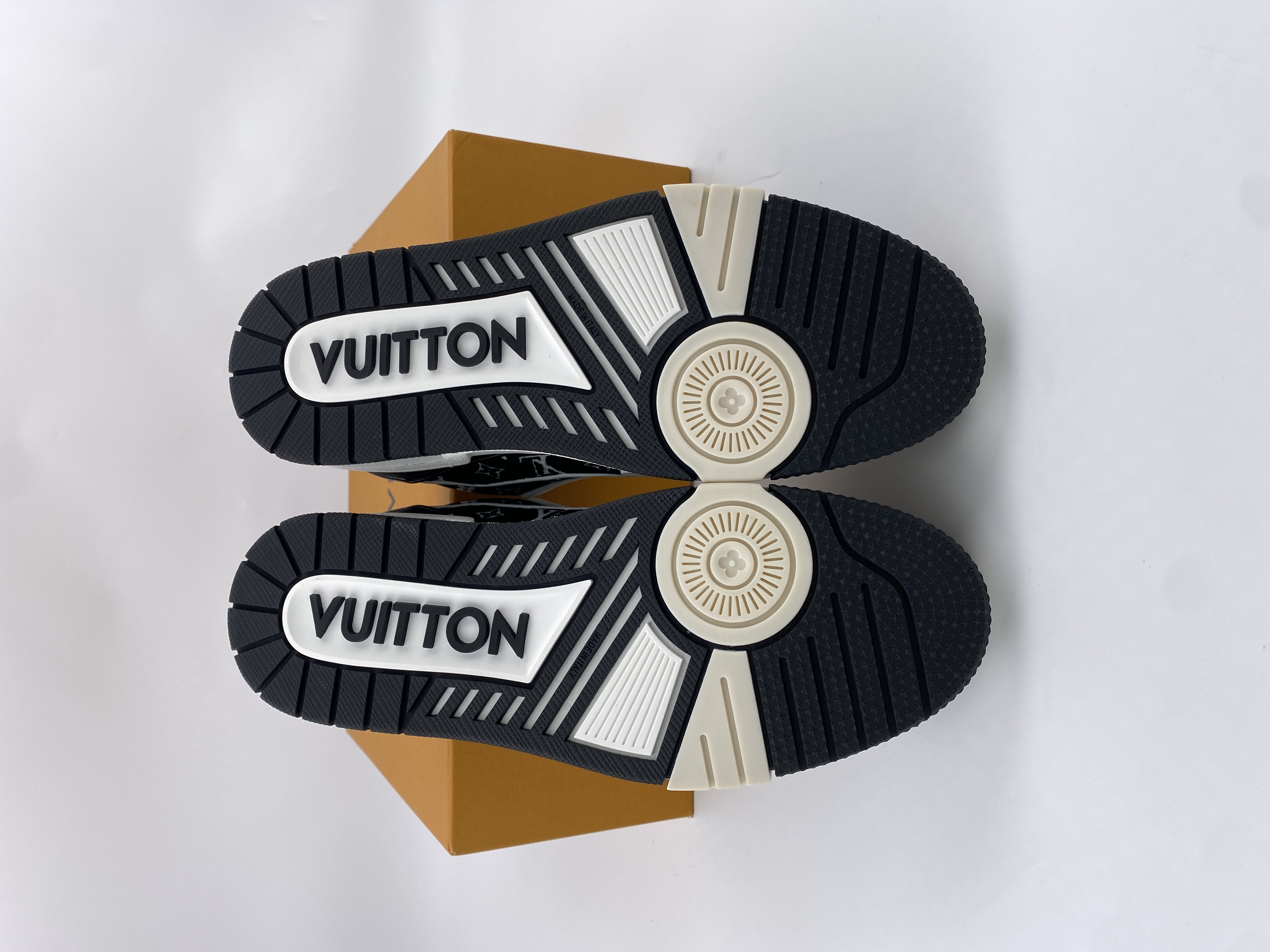 LV sneaker 2023100604
