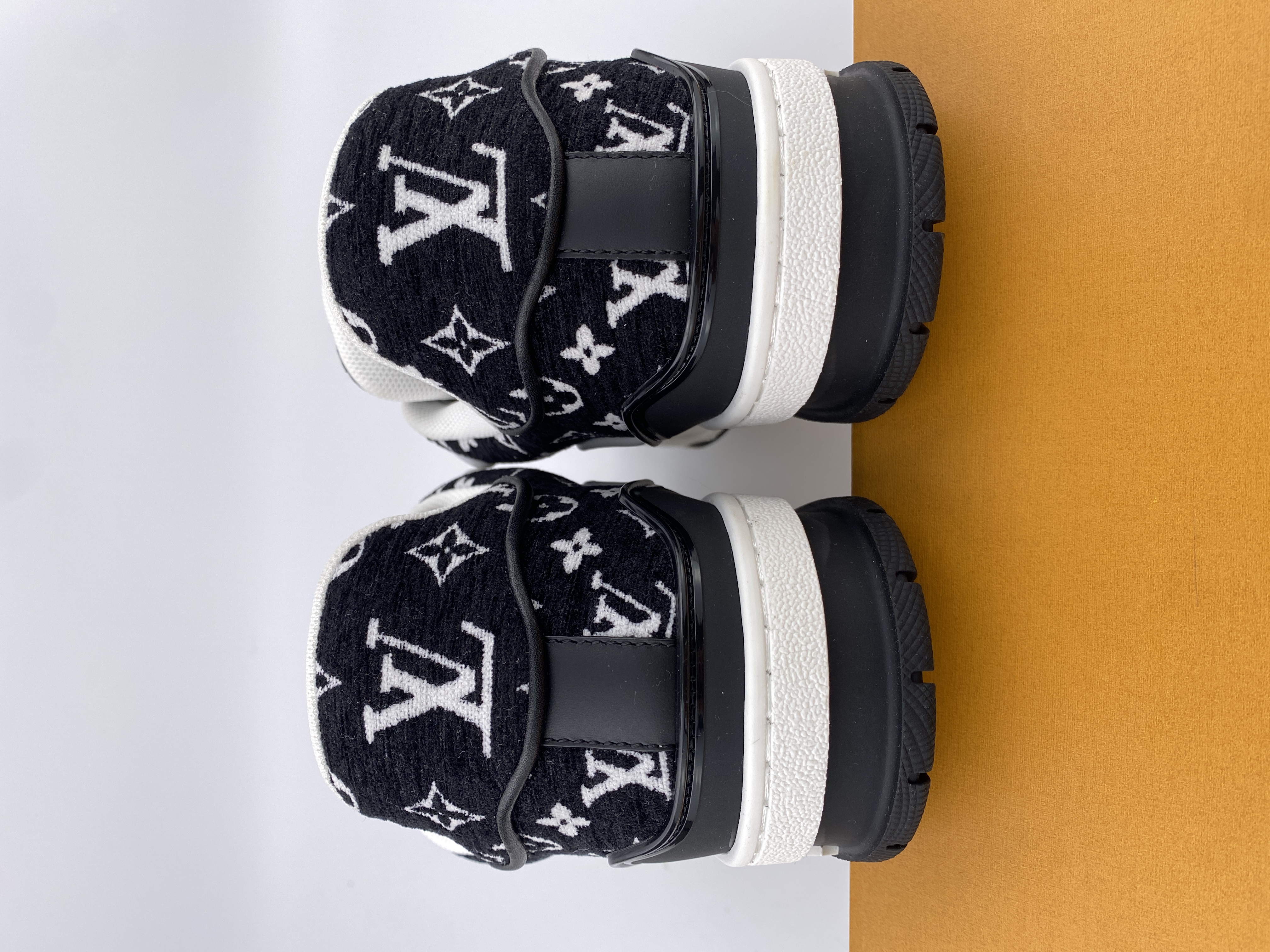 LV sneaker 2023100604