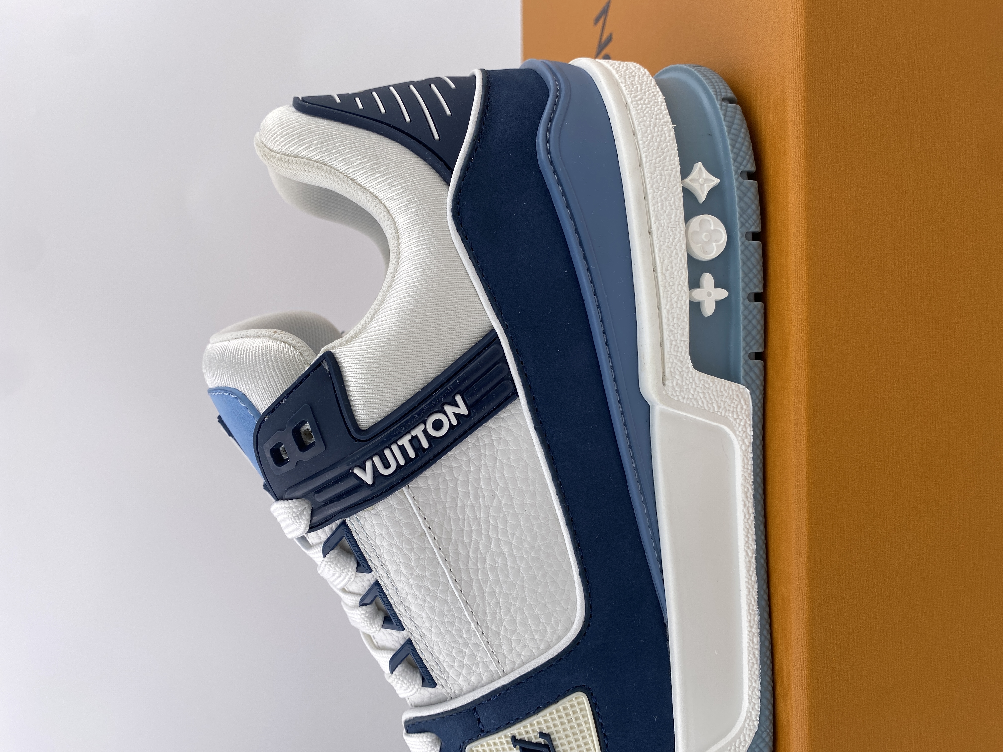 LV sneaker 2023100605
