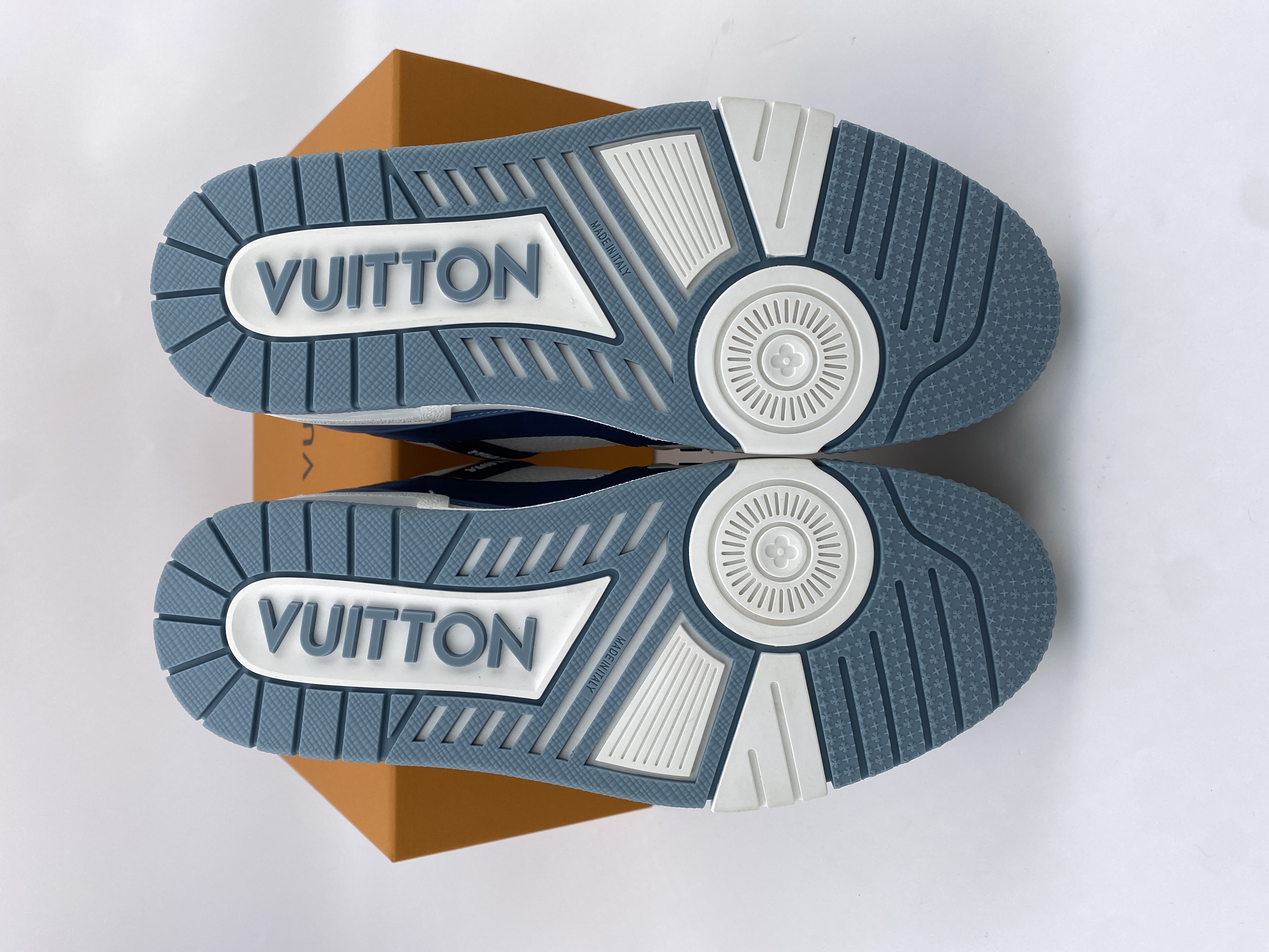 LV sneaker 2023100605
