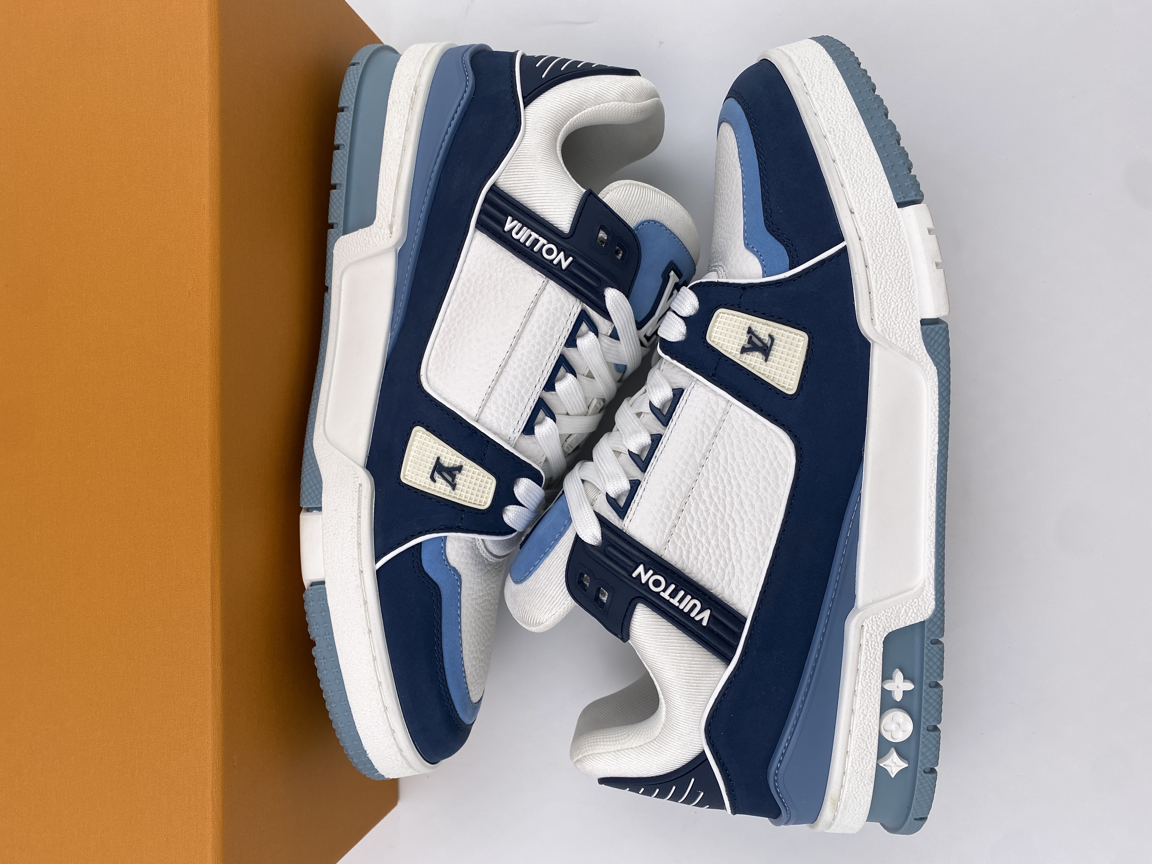 LV sneaker 2023100605