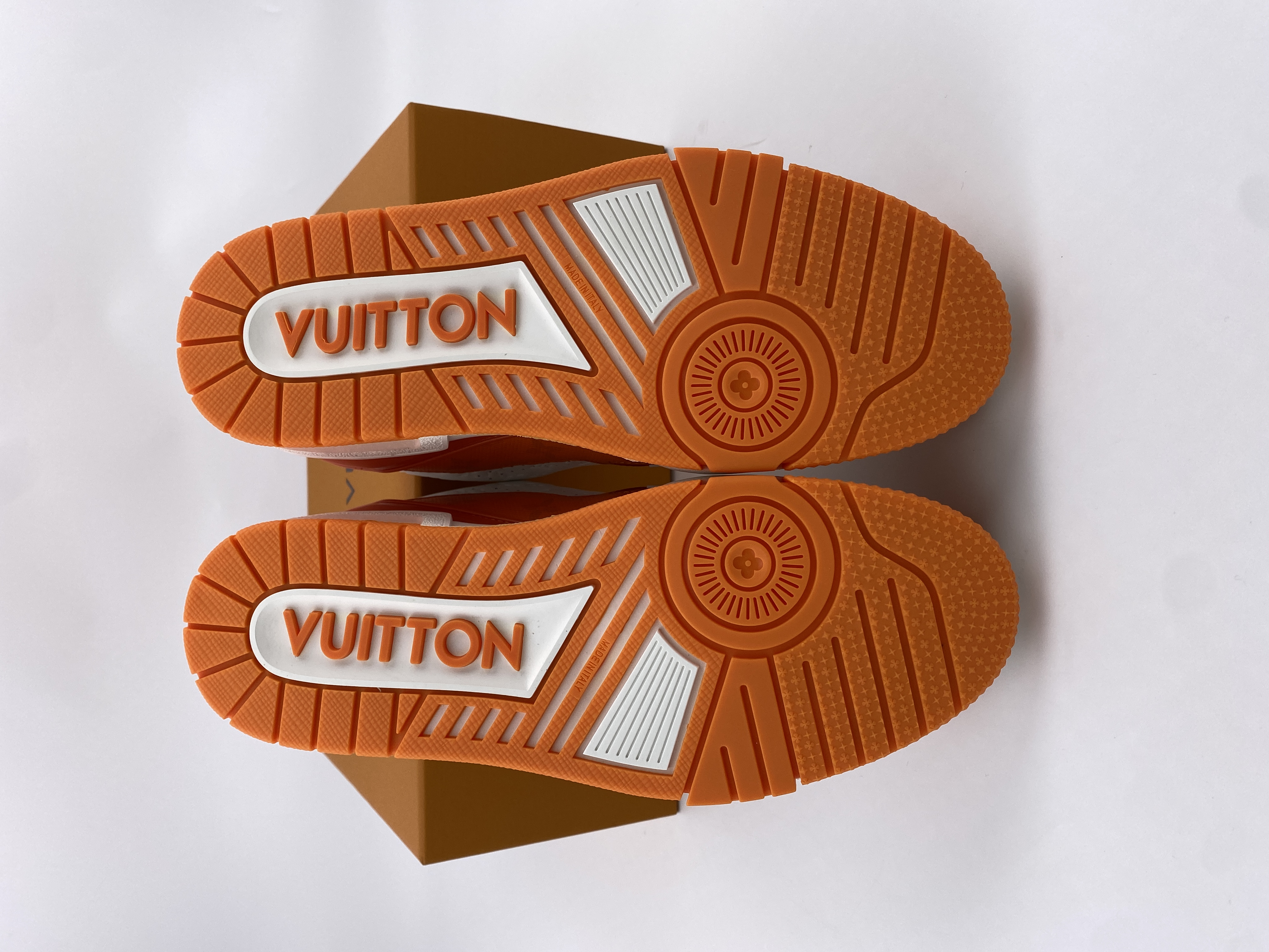 LV sneaker 2023100607