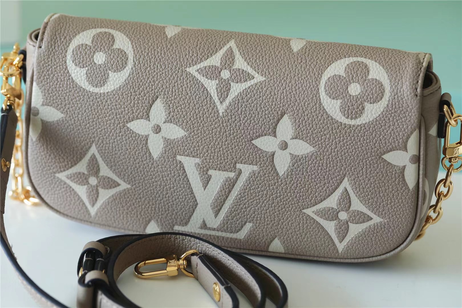 LV Wallet On Chain lvy 23.5*12*4.3CM 2023110903