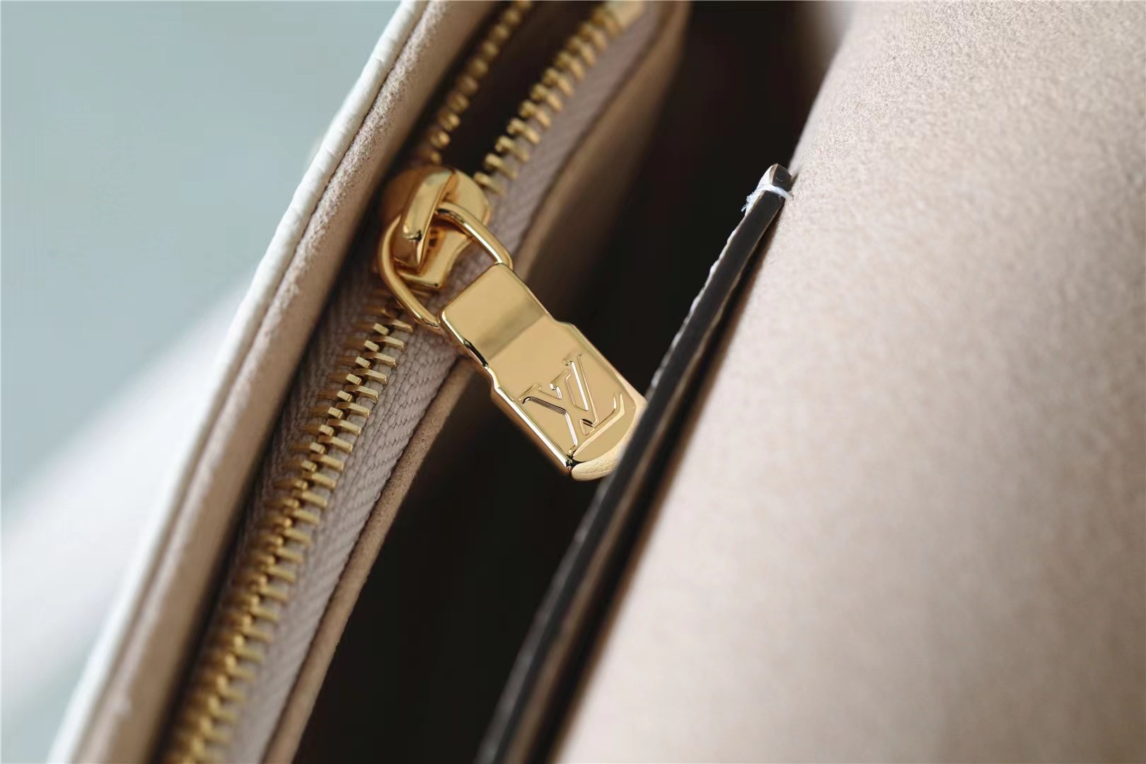 LV Wallet On Chain lvy black 23.5*12*4.3CM 2023110905