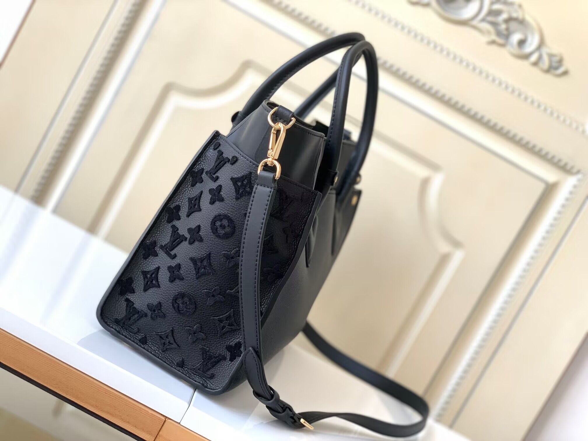 lv l**is V*t*n on my side mm  30.5 x 24.5 x 14 cm