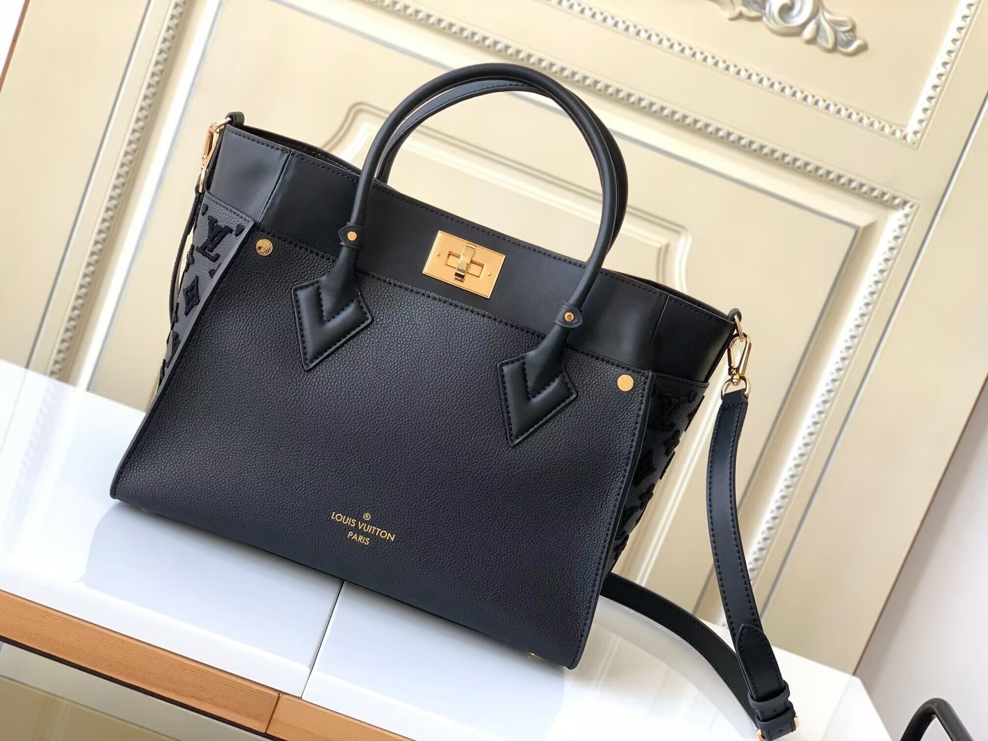lv l**is V*t*n on my side mm  30.5 x 24.5 x 14 cm