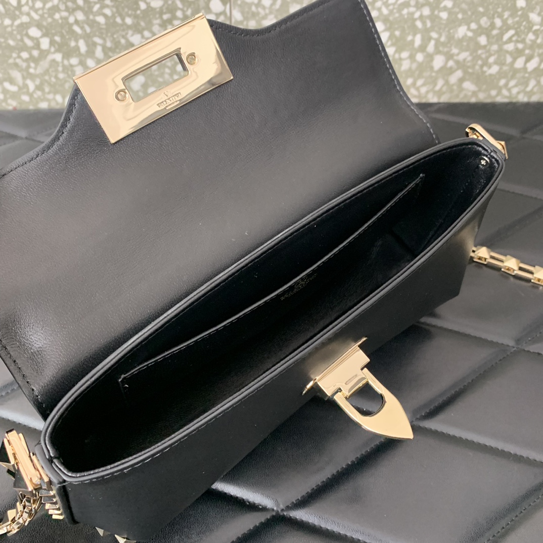 Valentino rockstud bag 26*13*7CM 2023111701