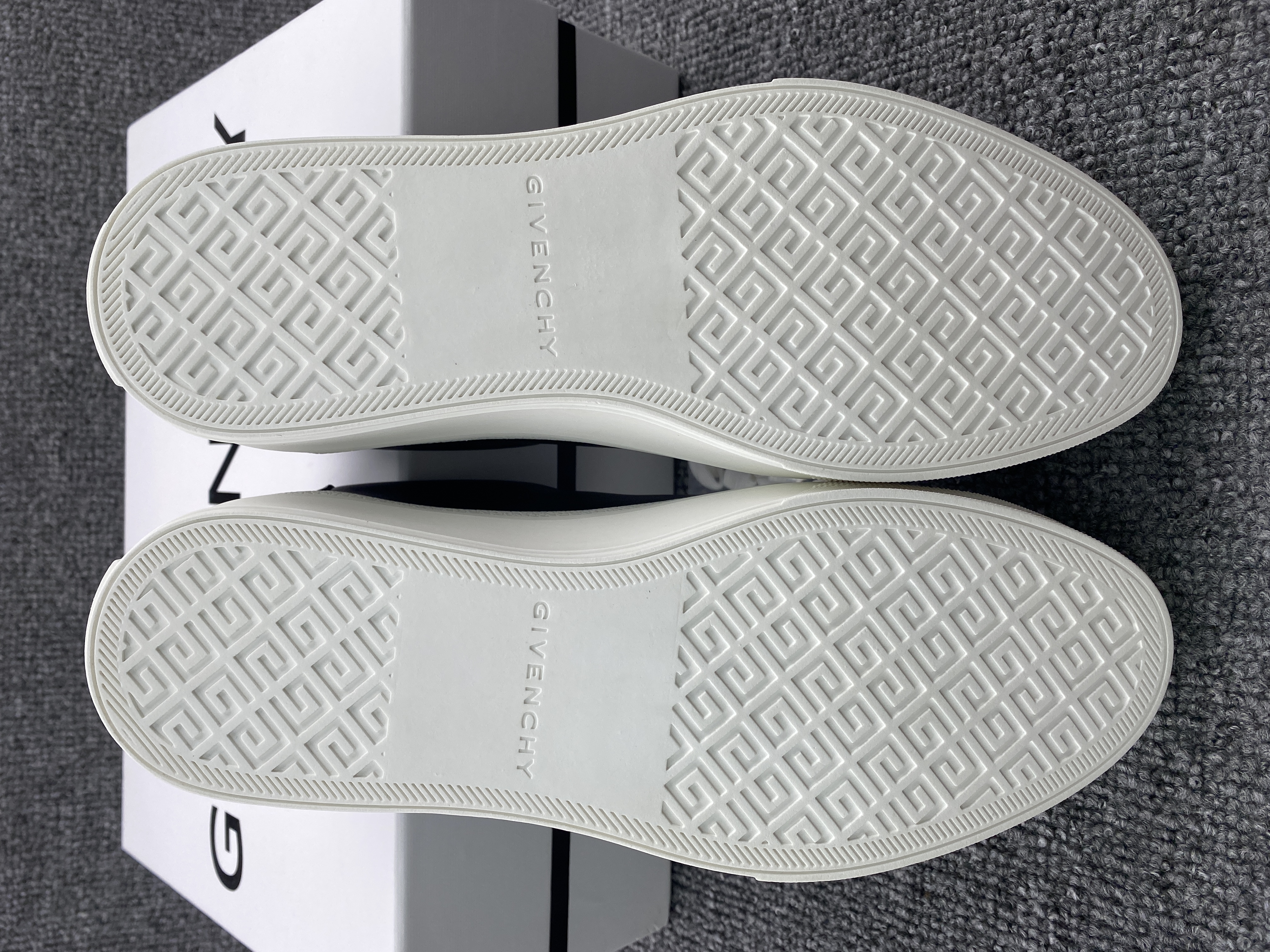 Givenchy sneaker 2023112101