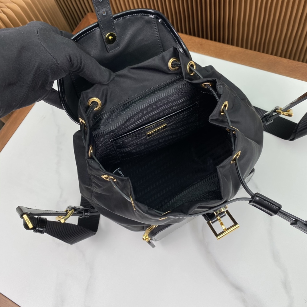 Pra*a backpack bag 20.5*25*11.5cm