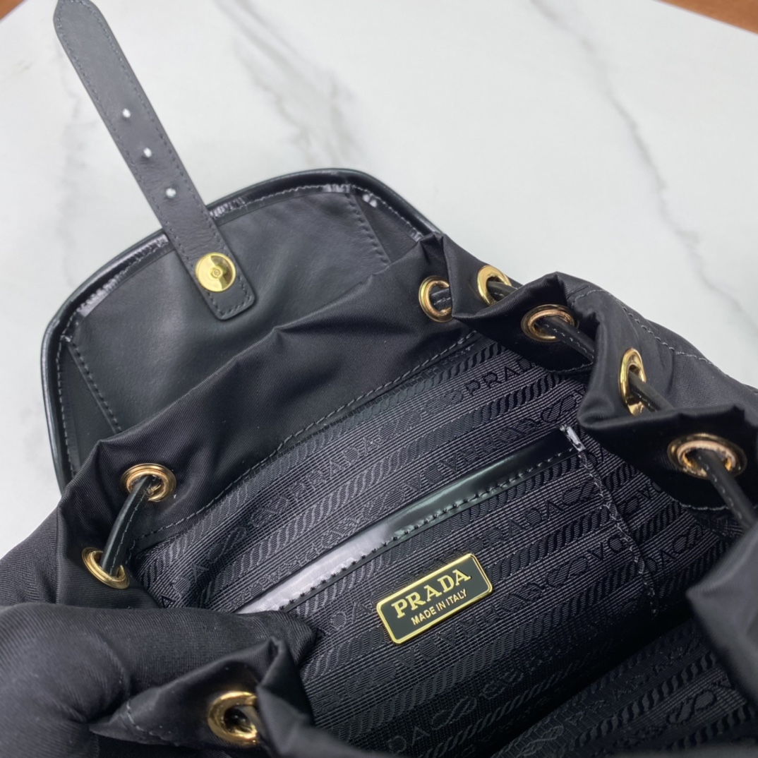Pra*a backpack bag 20.5*25*11.5cm