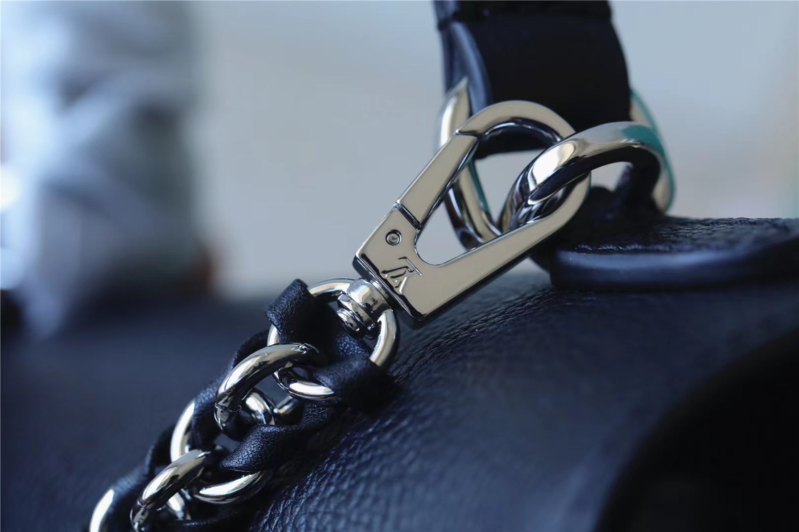 LV LOCKME EVER 23*17*10CM 2023113003