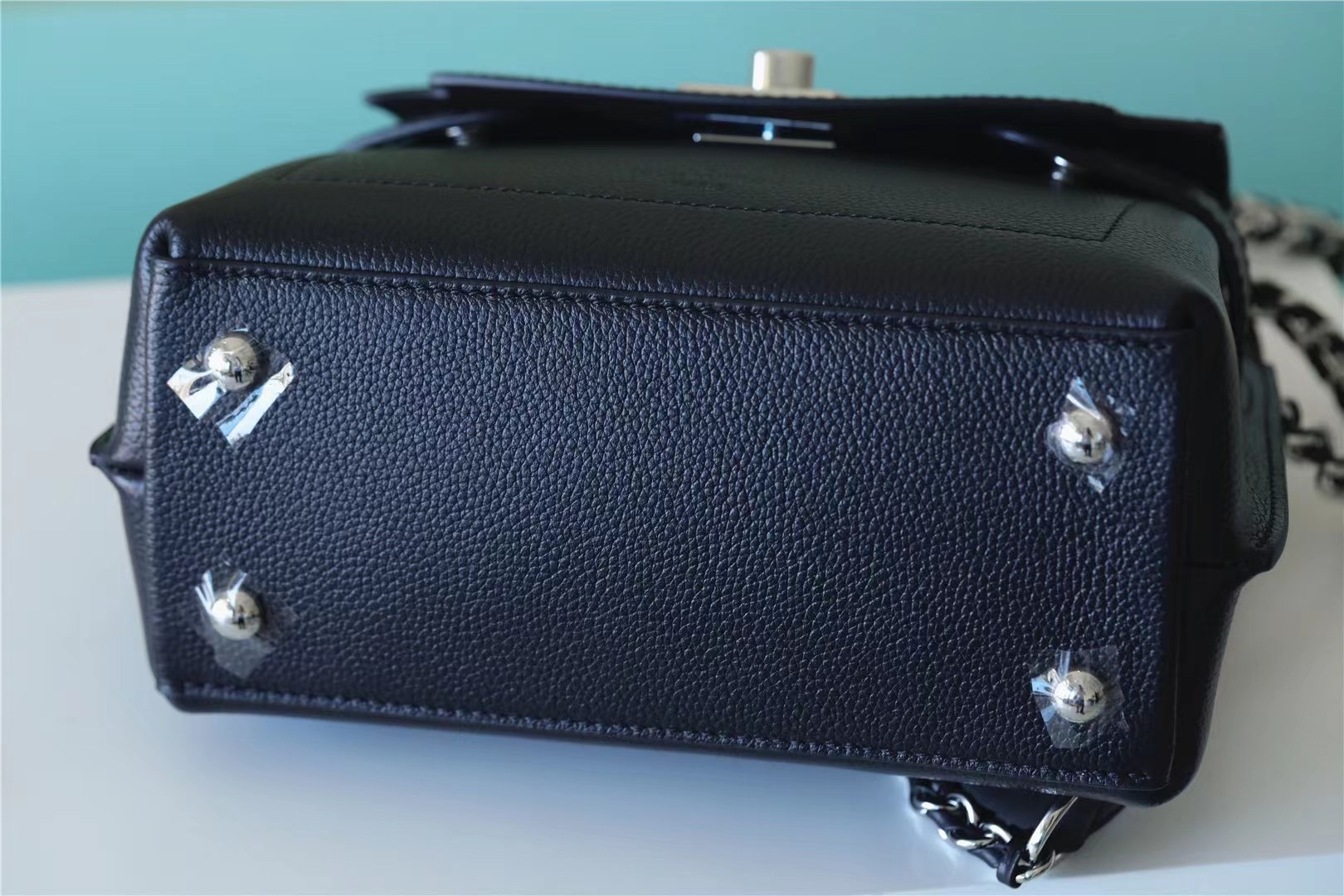 LV LOCKME EVER 23*17*10CM 2023113003