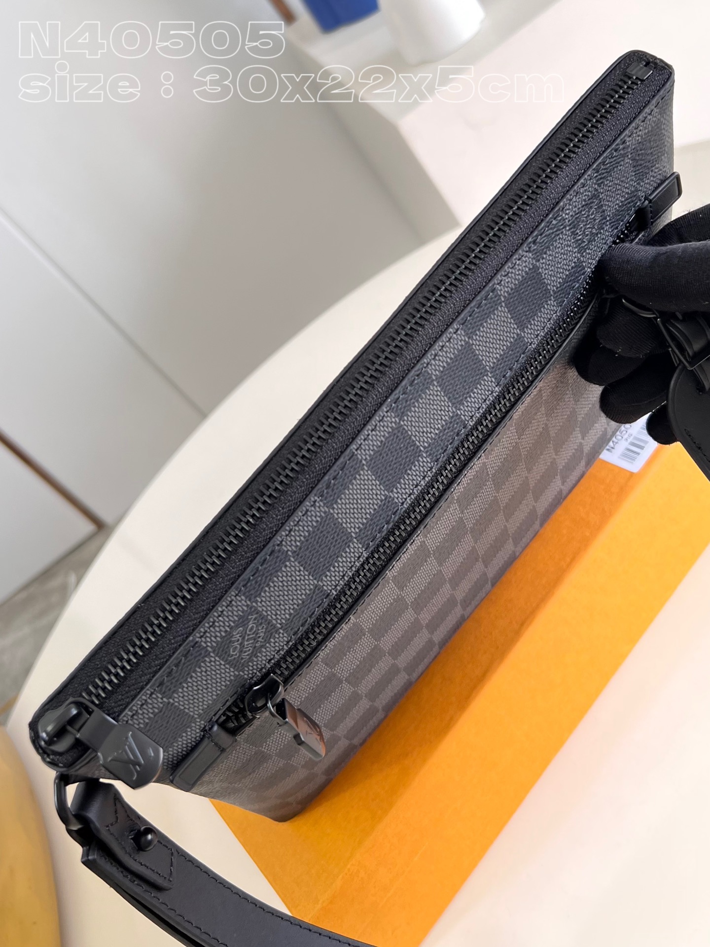 LV Takeoff Pouch N40505 30x22x5CM 2023120406