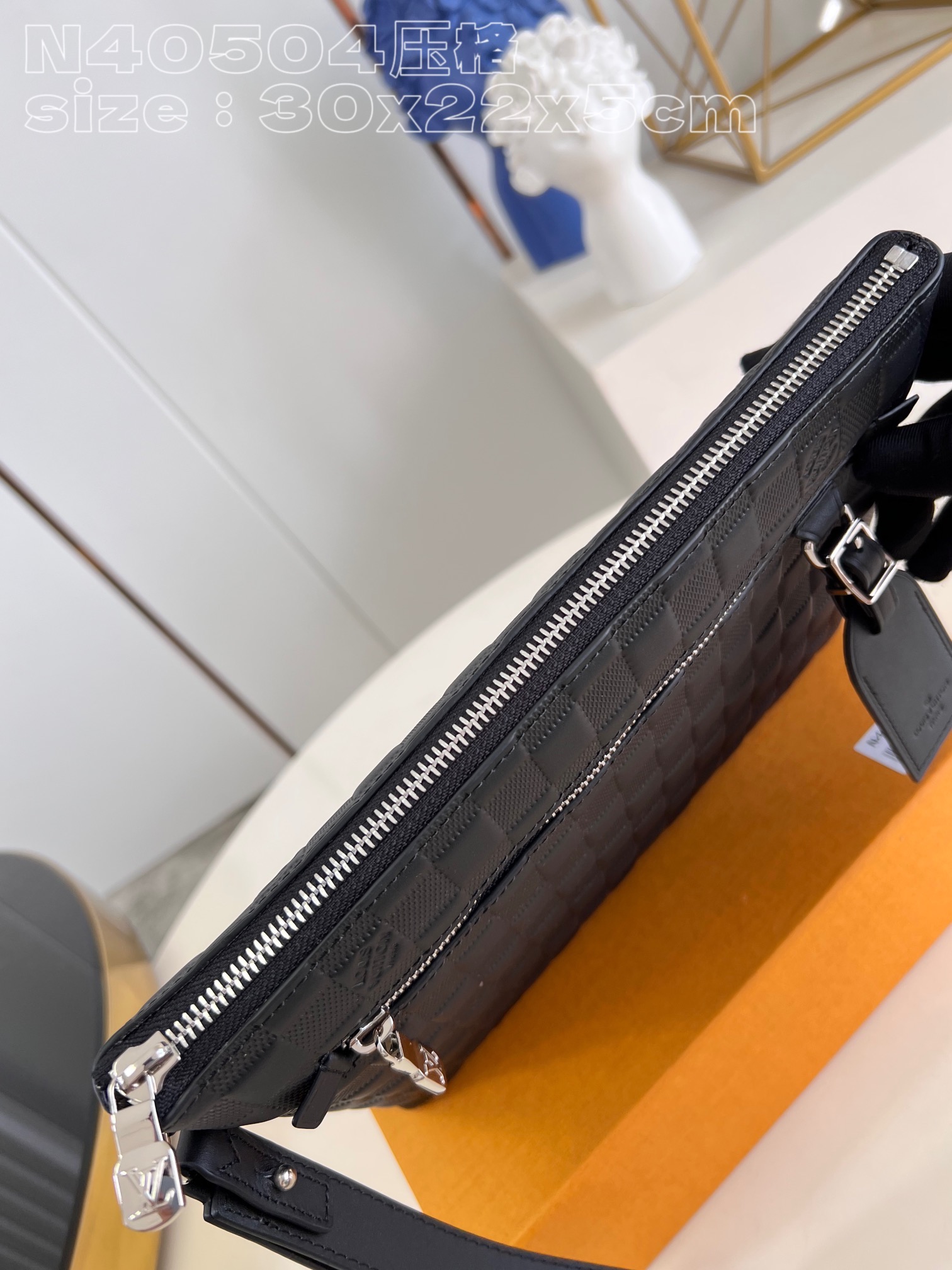 LV Takeoff Pouch N40504  30x22x5CM 2023120407