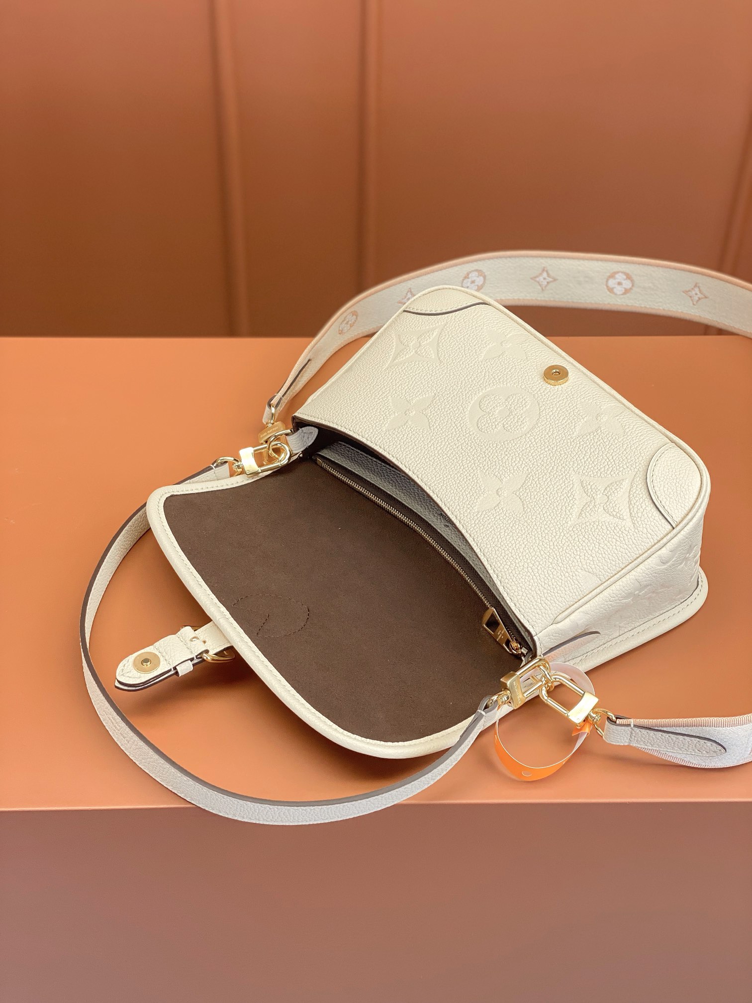 LV DIANE bag 23*16*8.5CM 2024010902