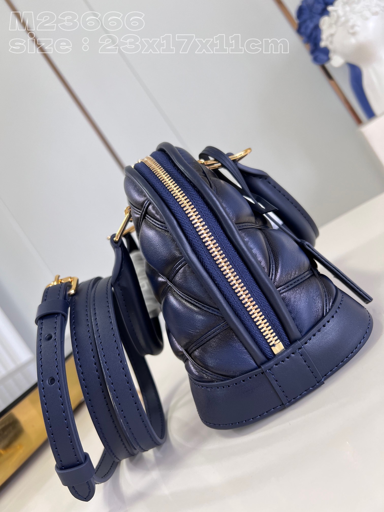LV Nicolas Ghesquière bag 23.5*17.5*13.5cm 202410904