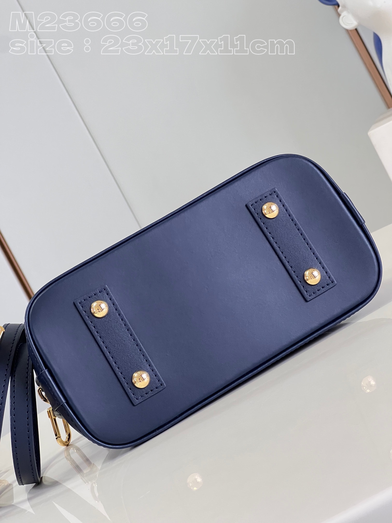 LV Nicolas Ghesquière bag 23.5*17.5*13.5cm 202410904