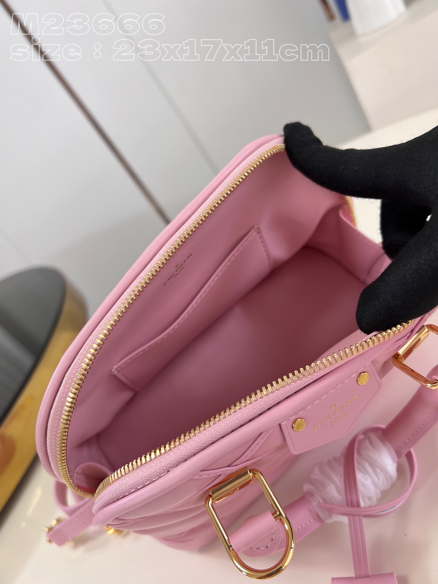 LV Nicolas Ghesquière bag 23.5*17.5*13.5cm 202410905