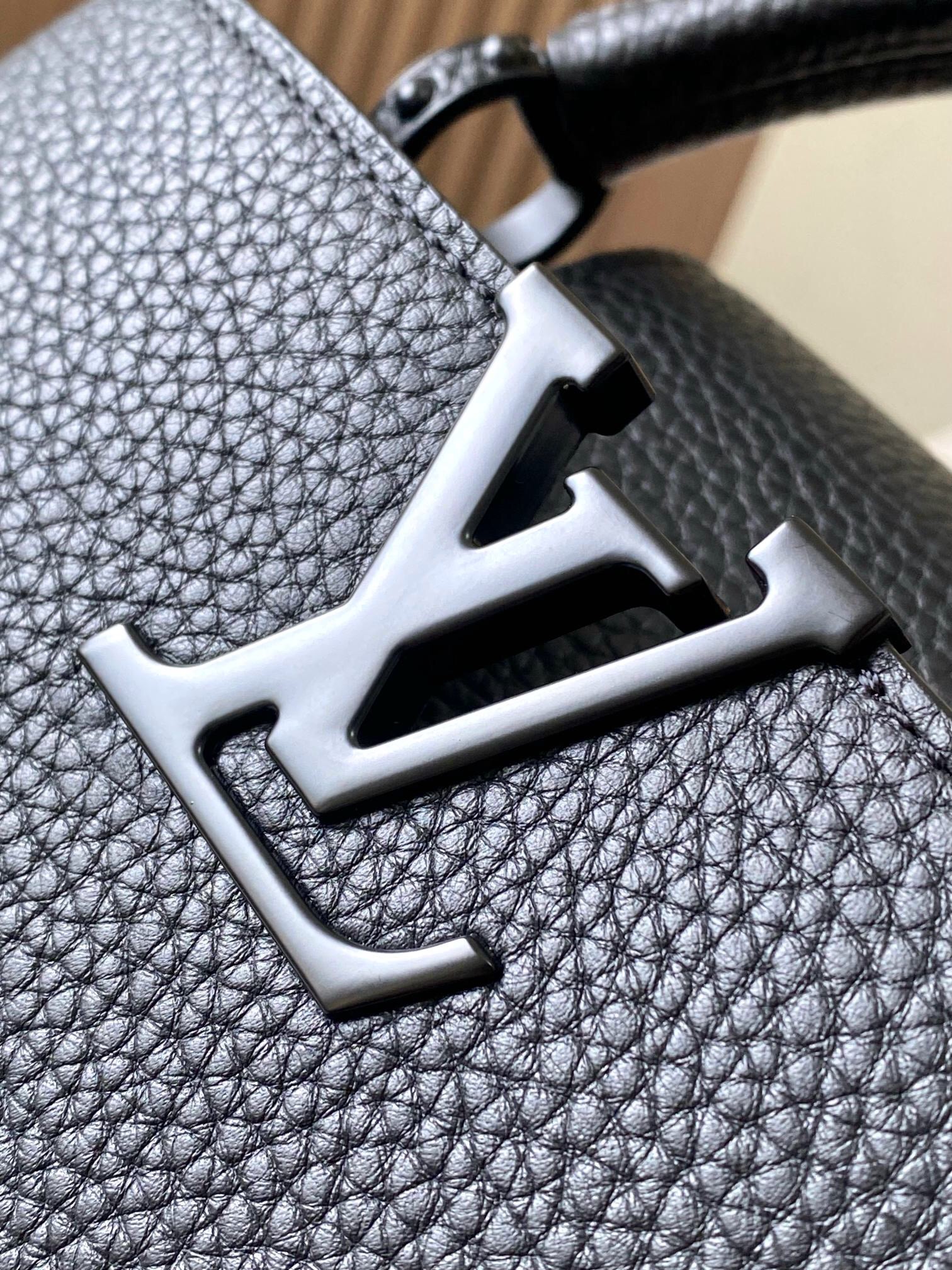 LV Capucines East-West Mini bag M23955 22x12x8cm