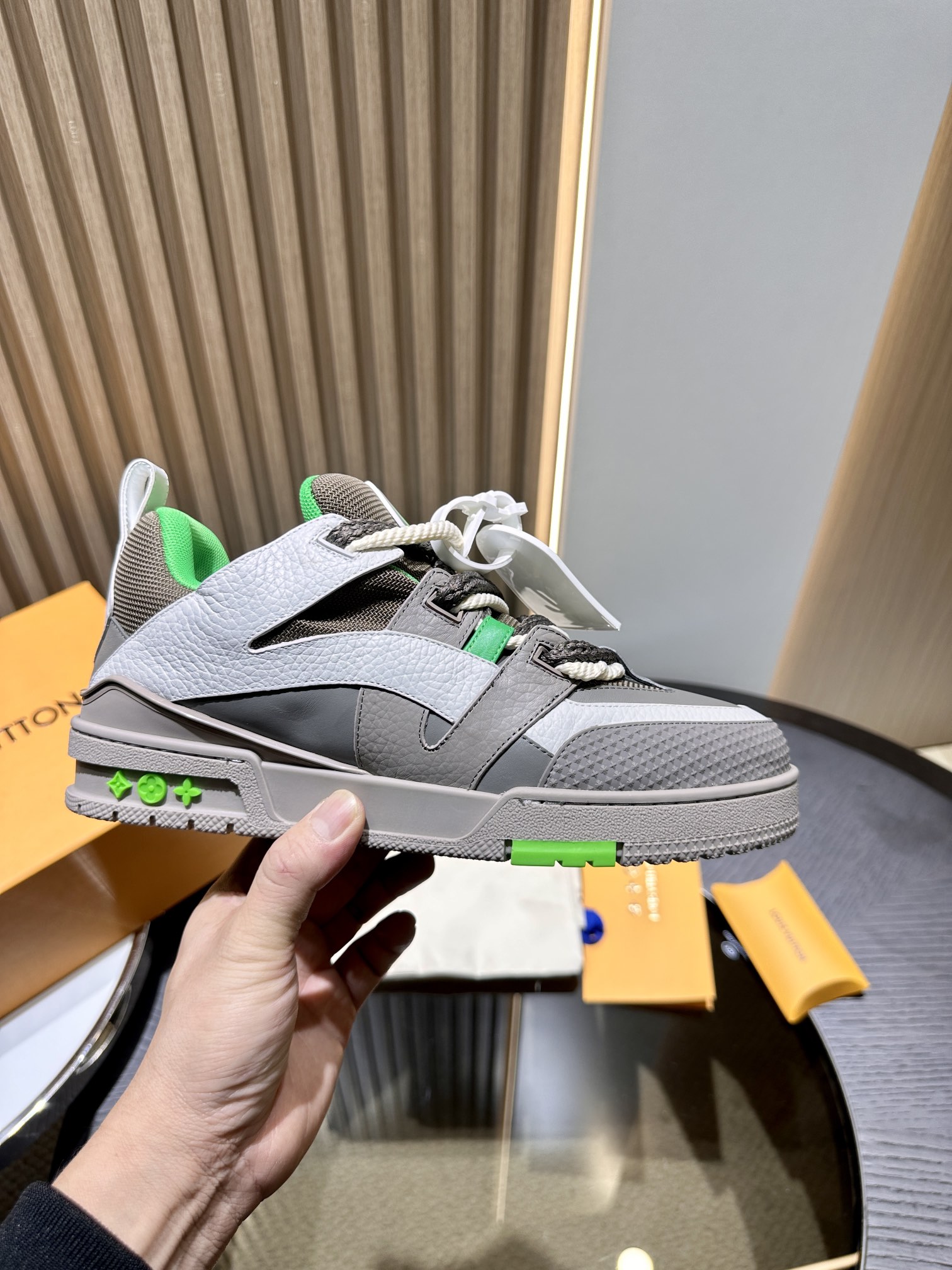 LV sneaker 2024030601