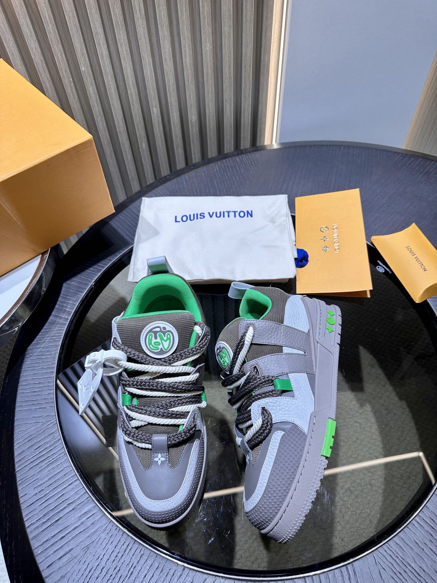 LV sneaker 2024030601