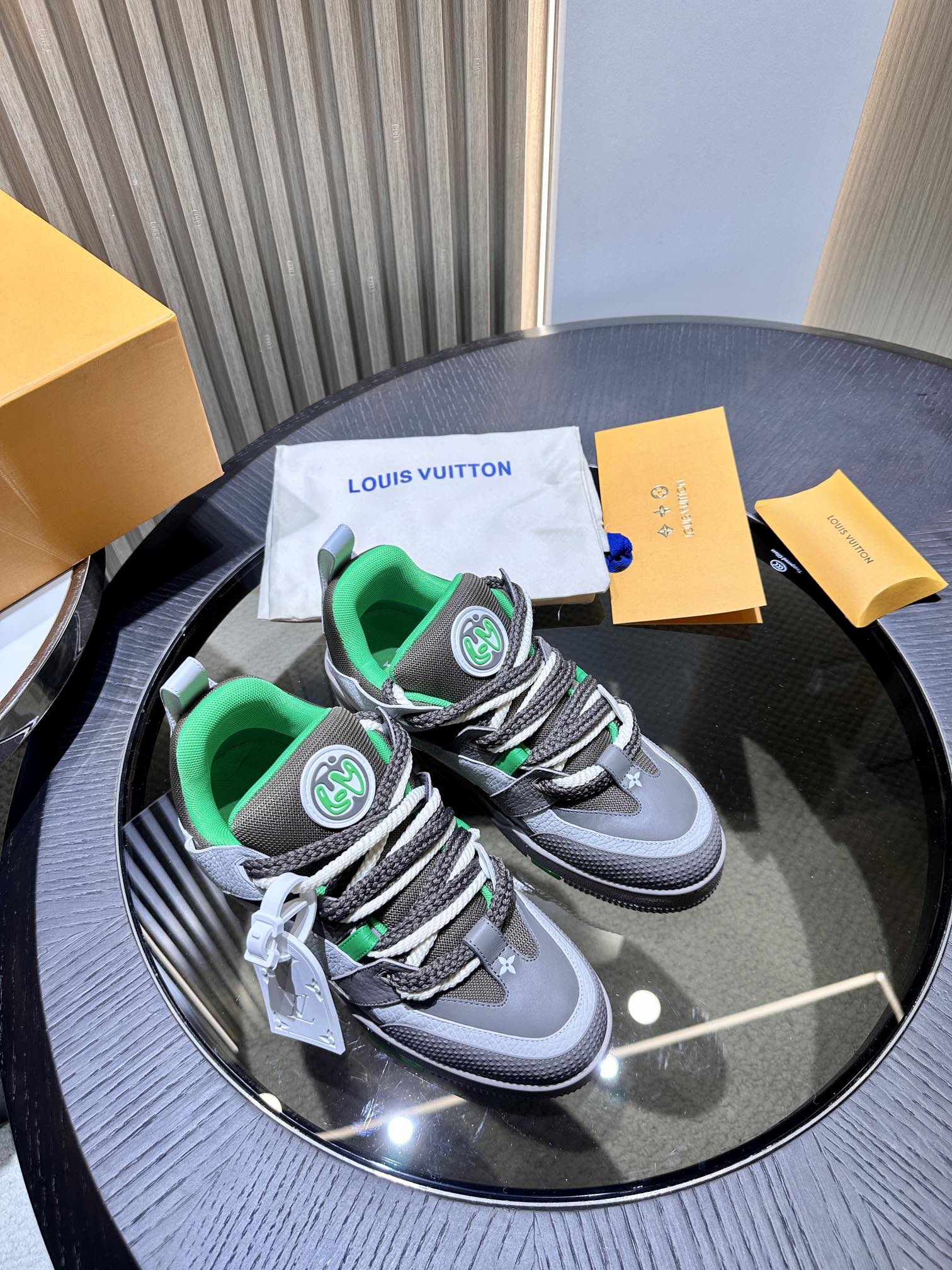 LV sneaker 2024030601