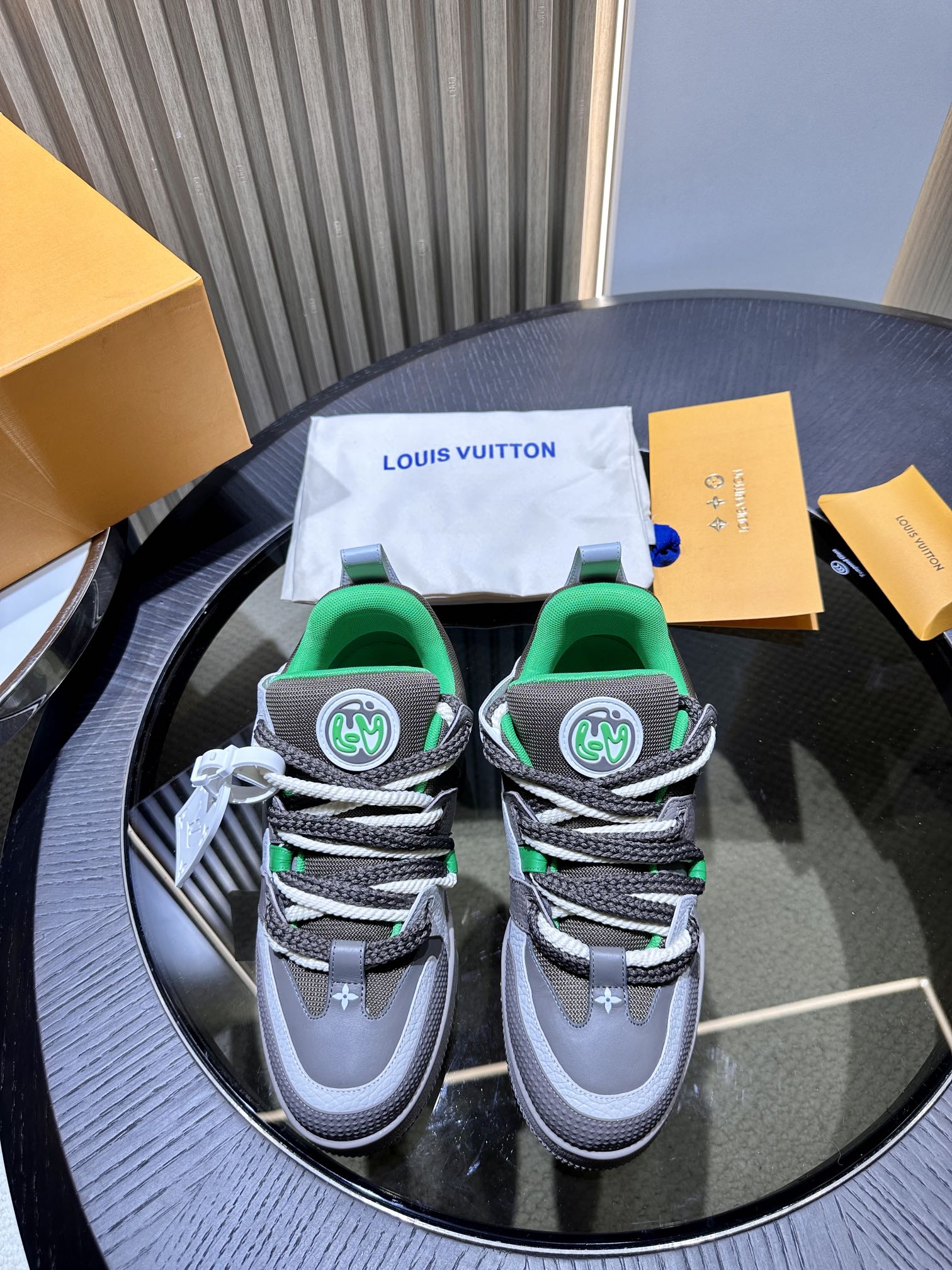 LV sneaker 2024030601