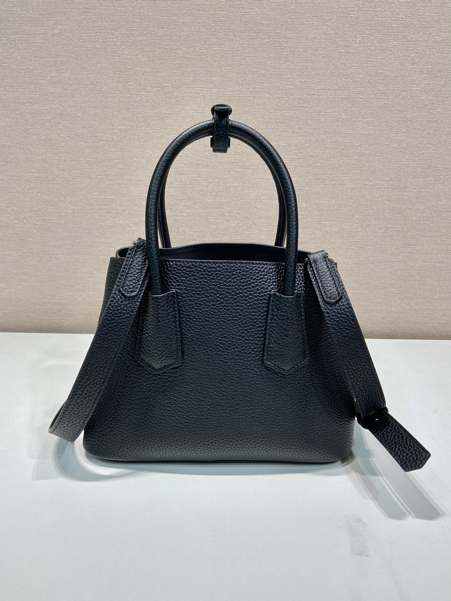 Pra*a crossbody bag 25*18.5*12.5cm 2024030601
