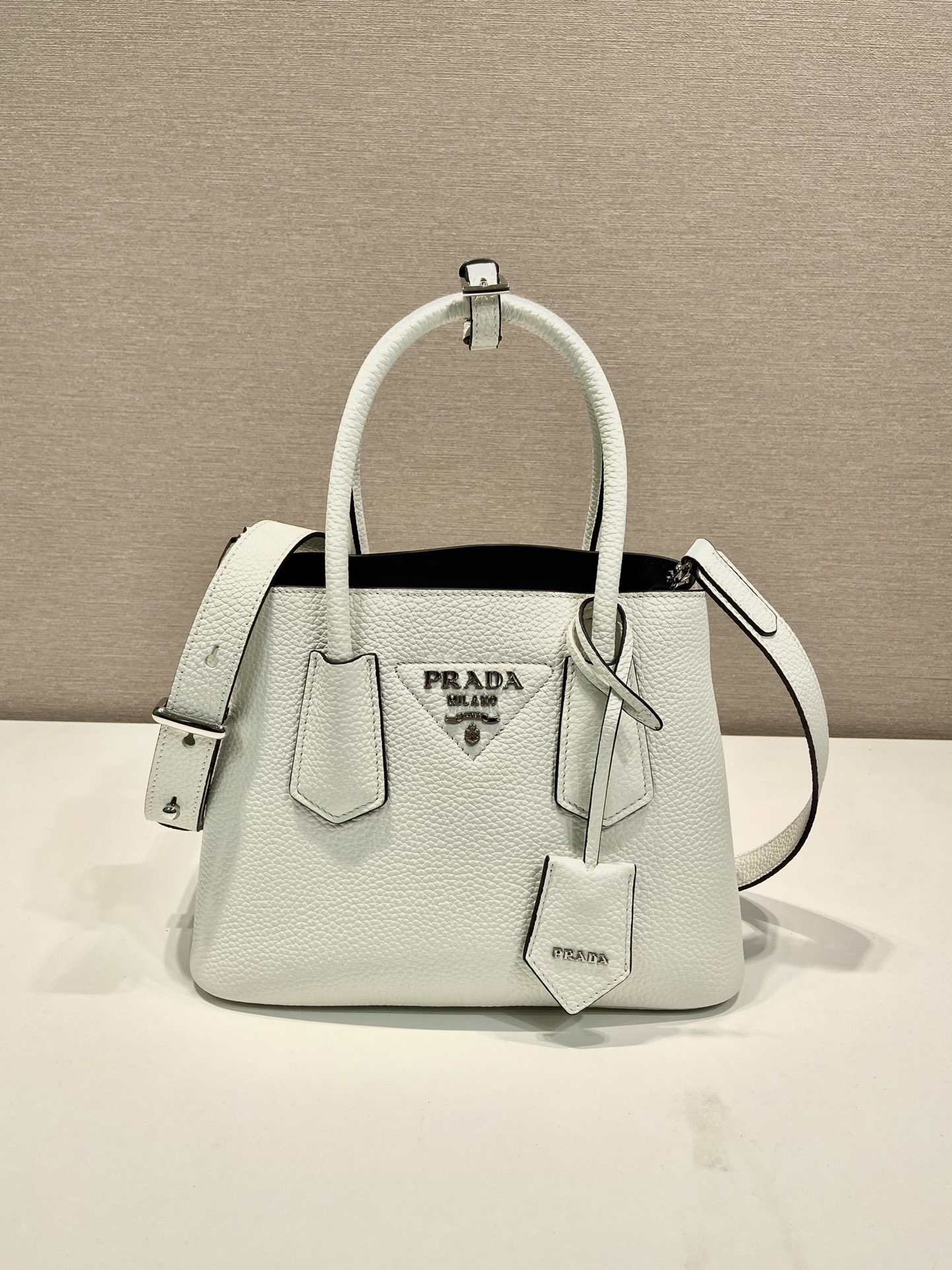 Pra*a crossbody bag 25*18.5*12.5cm 2024030602