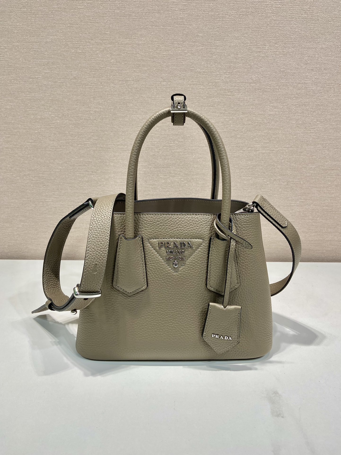 Pra*a crossbody bag 25*18.5*12.5cm 2024030603