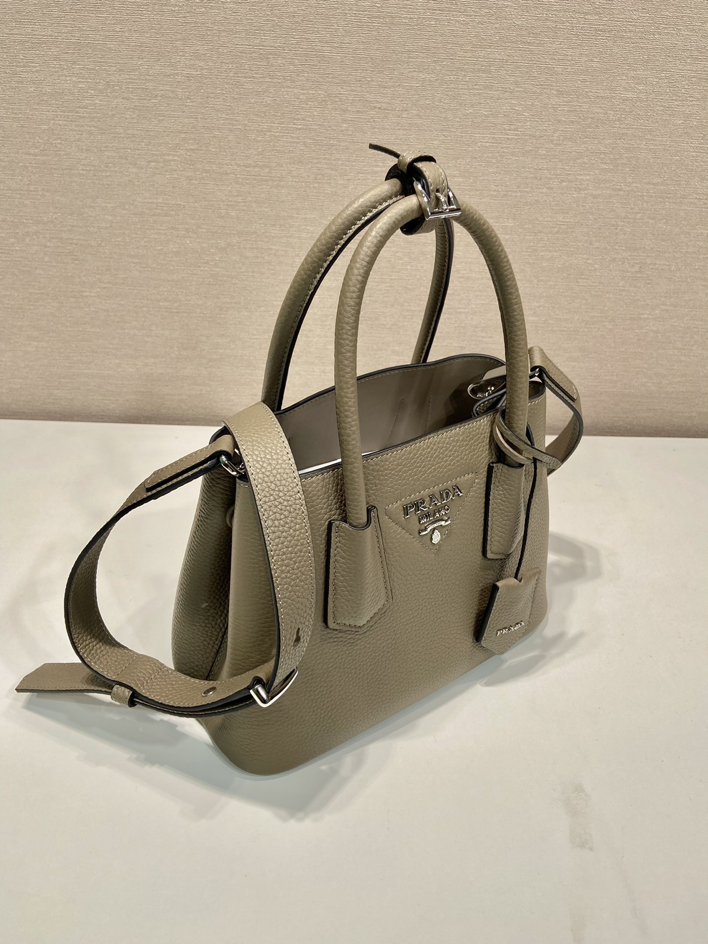 Pra*a crossbody bag 25*18.5*12.5cm 2024030603
