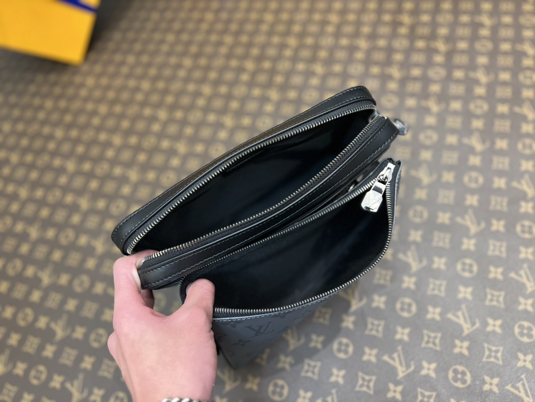 LV Monogram Eclipse Reverse bag 25*18.5*7cm