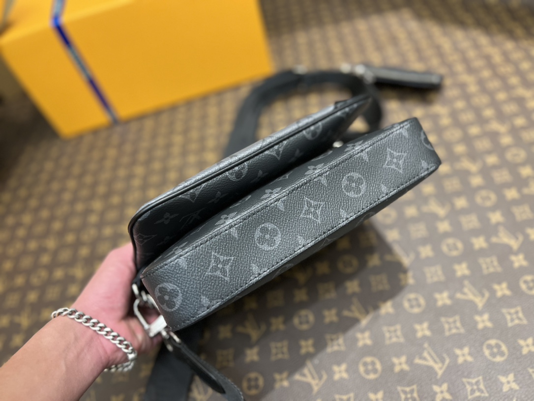 LV Monogram Eclipse Reverse bag 25*18.5*7cm