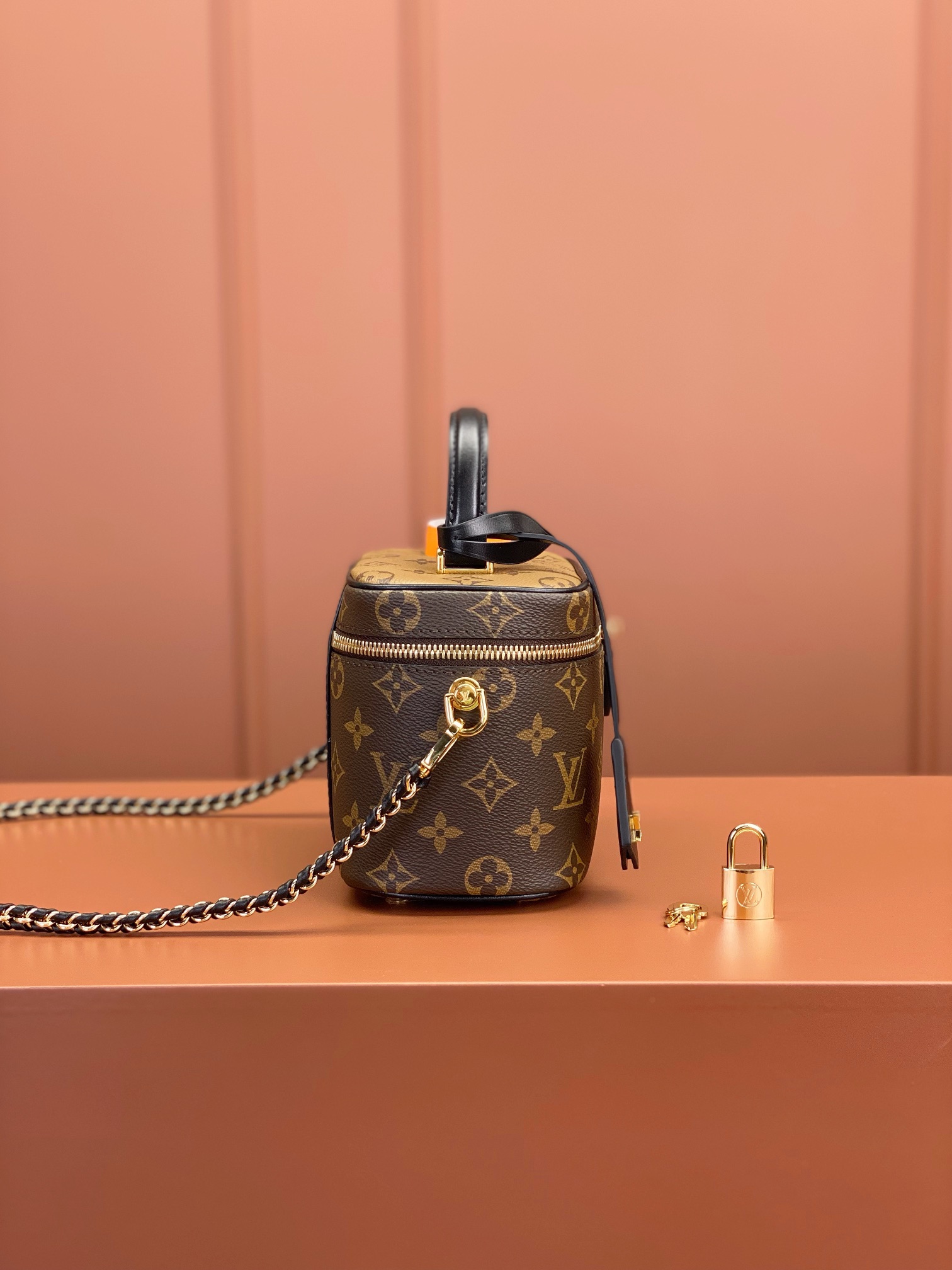LV Crossbody bag 19*13*11CM