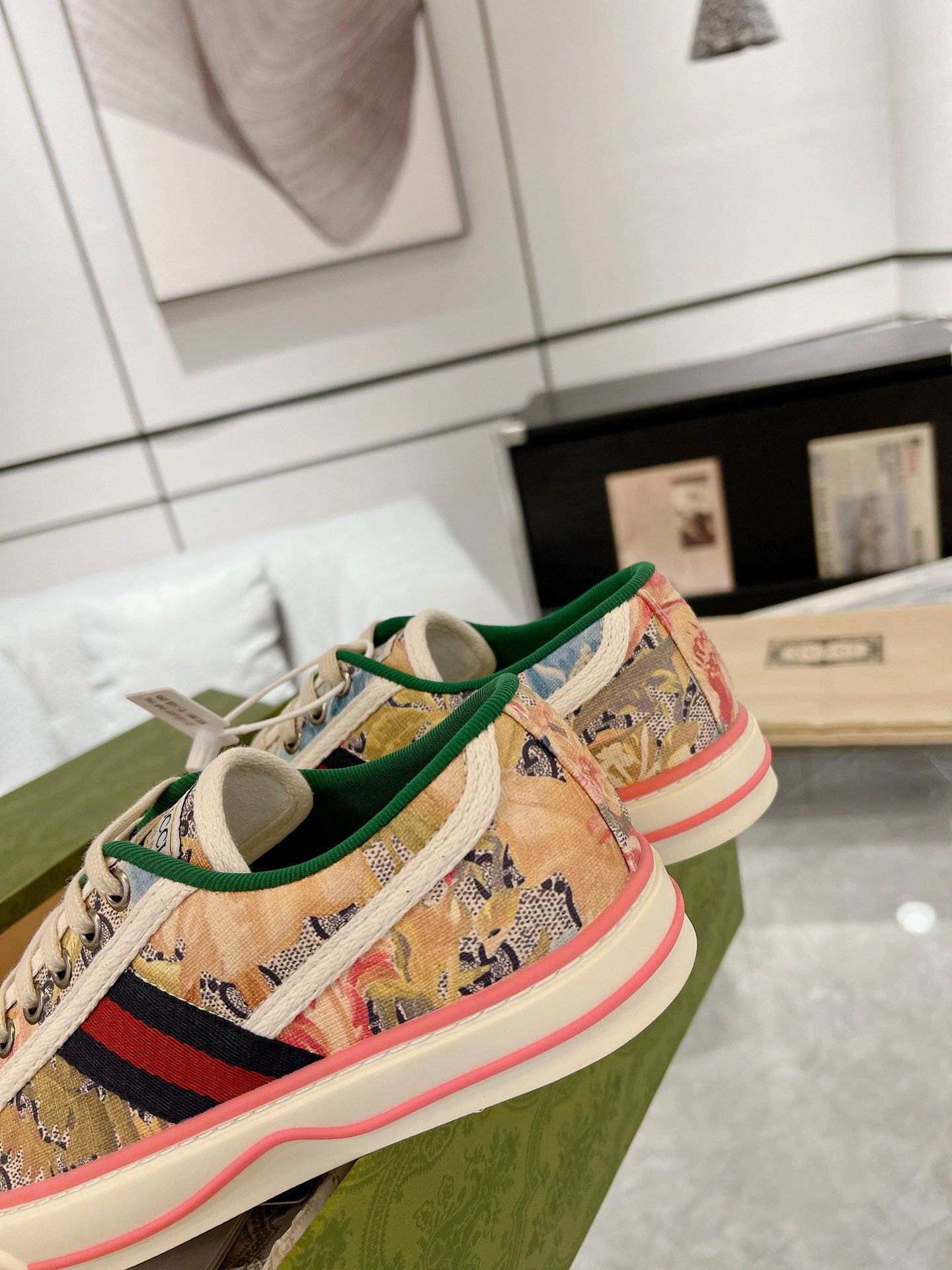 G*u*i sneaker 2024031801