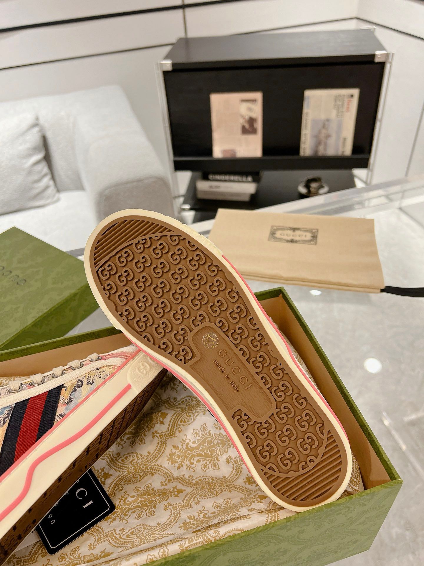 G*u*i sneaker 2024031801