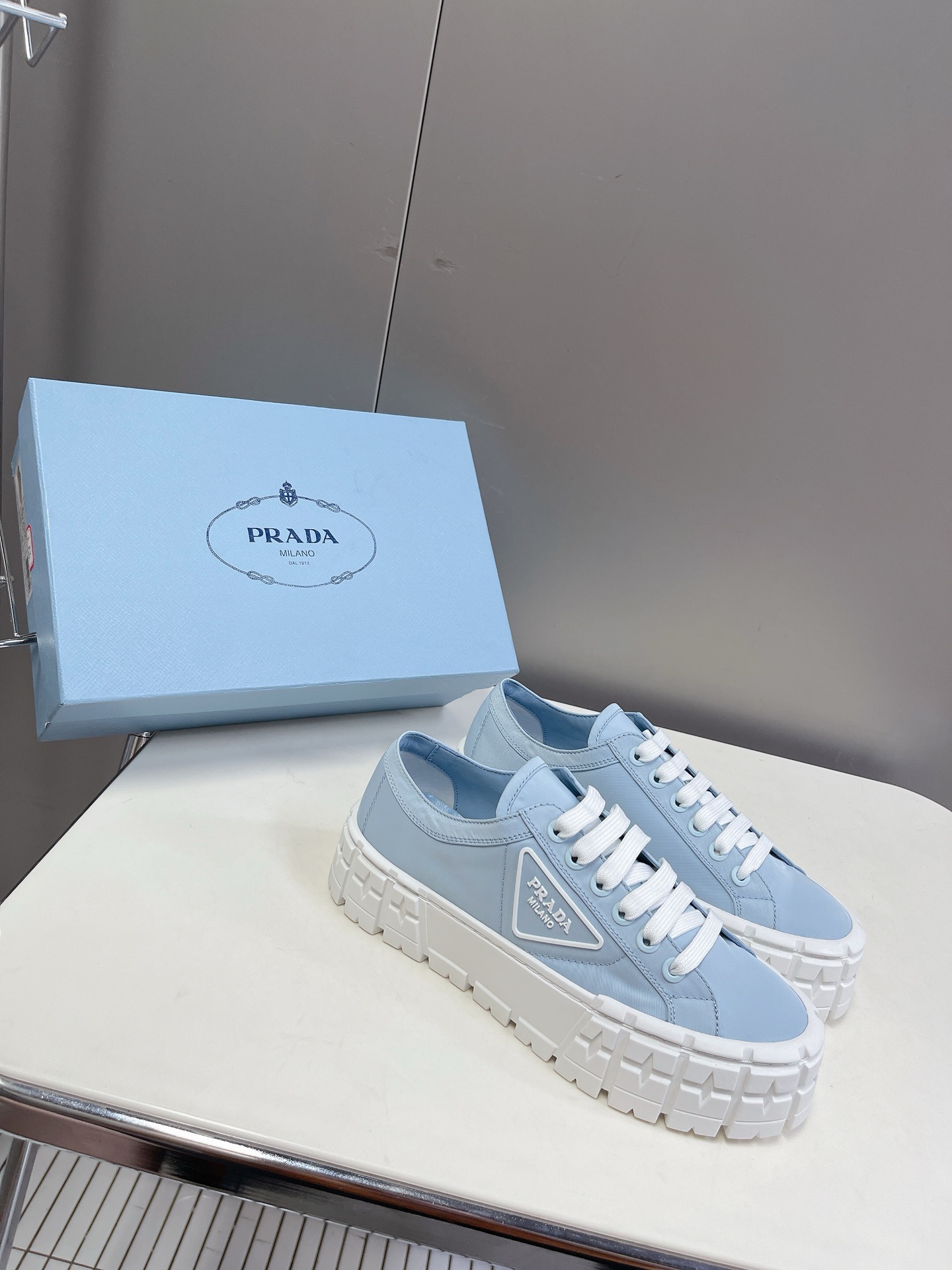 Pra*a sneaker 2024032501