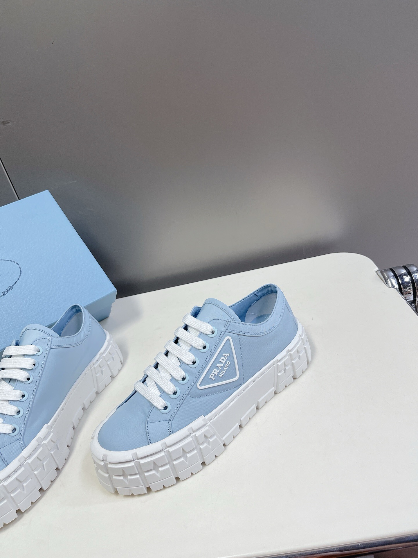 Pra*a sneaker 2024032501