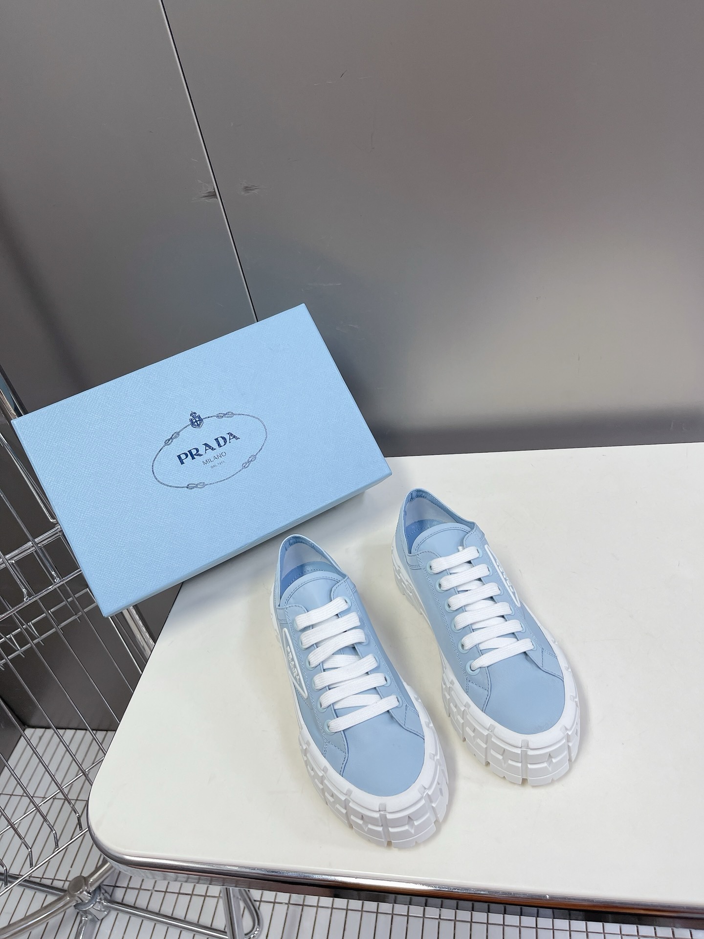 Pra*a sneaker 2024032501