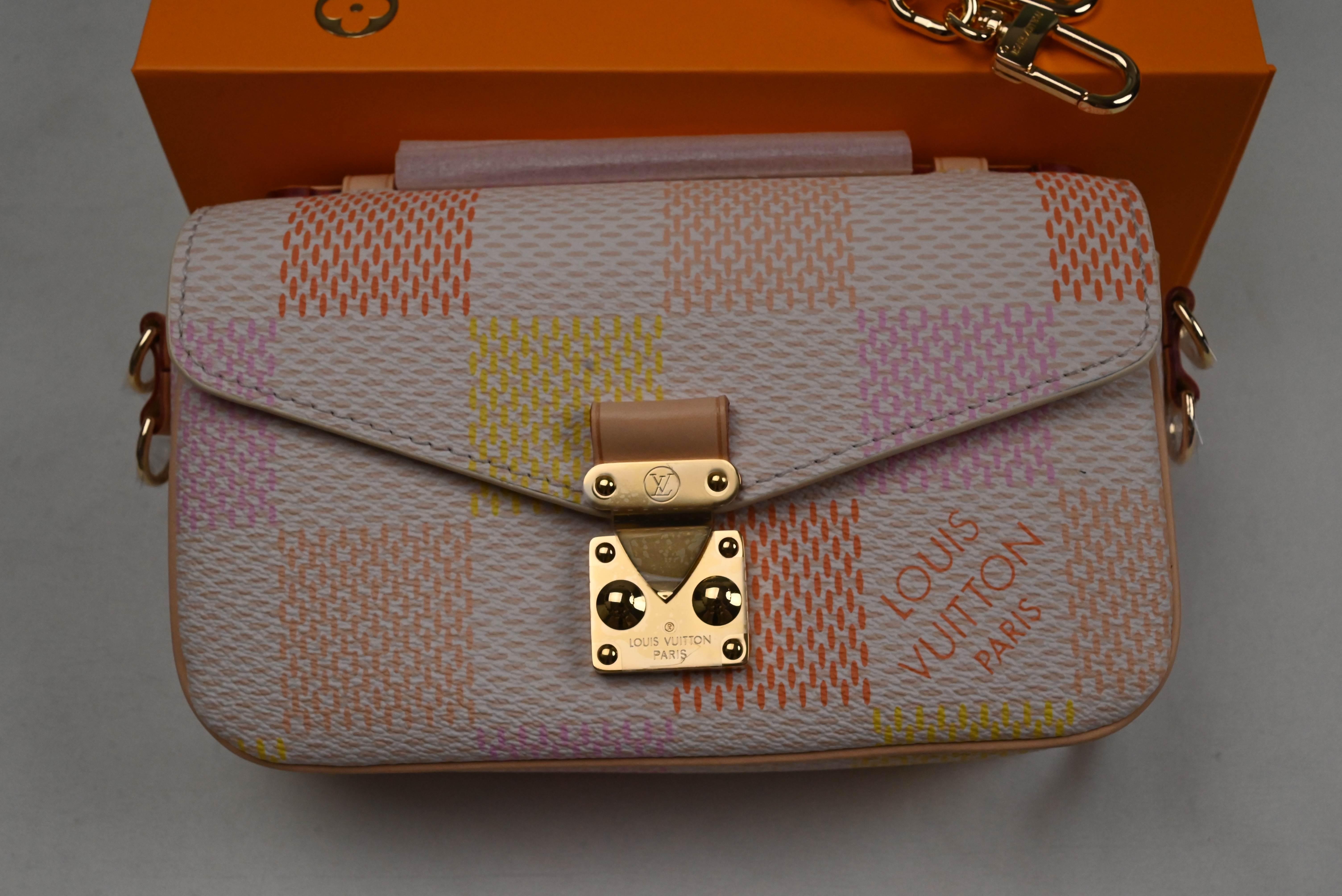 LV East West Metis N40749 21CM