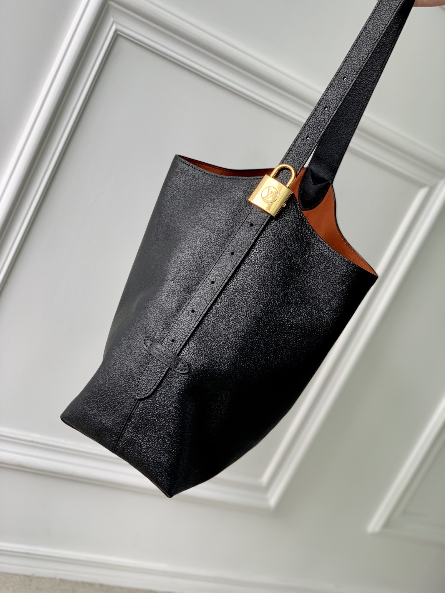 LV Low Key Hobo MM M24856 31x35x18CM