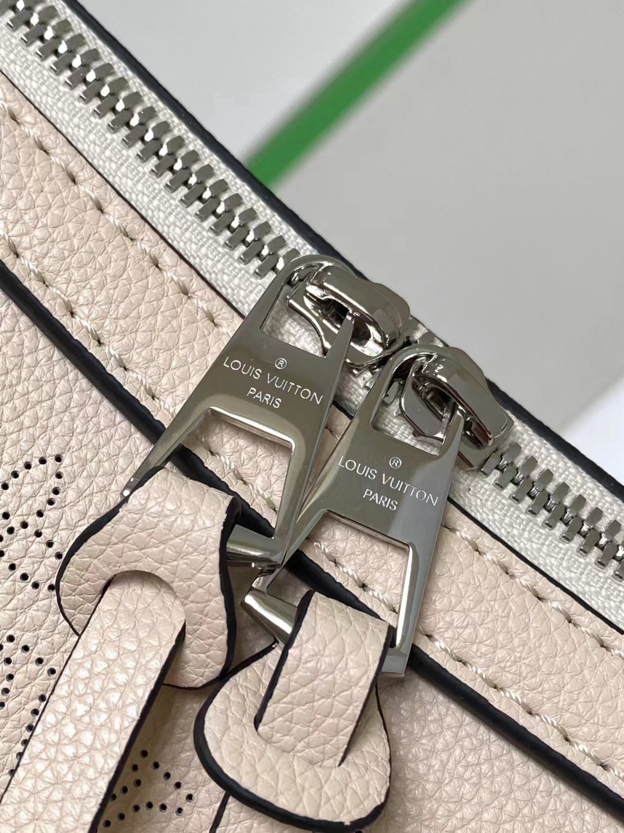 LV mahina hand it all M24132 32*29*13CM