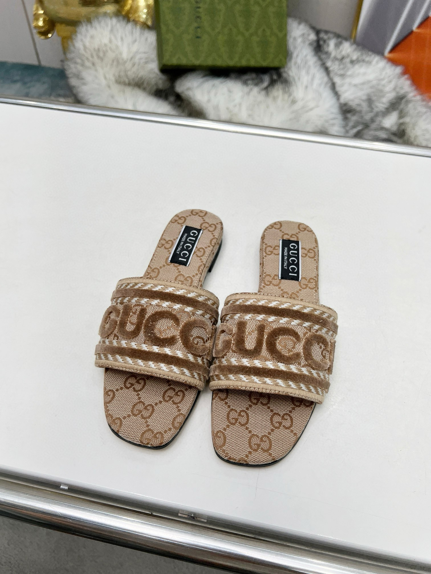 G*u*i women slide 22024061402