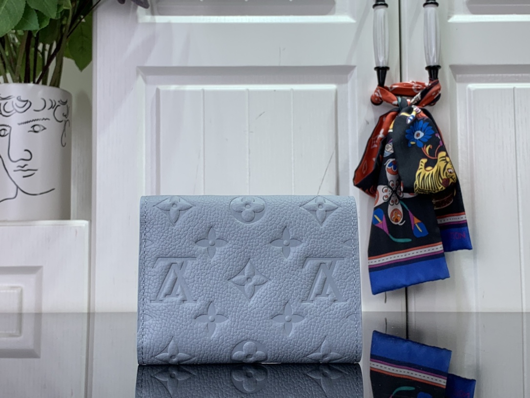 LV wallet 12 x 9.5 x 1.5 cm