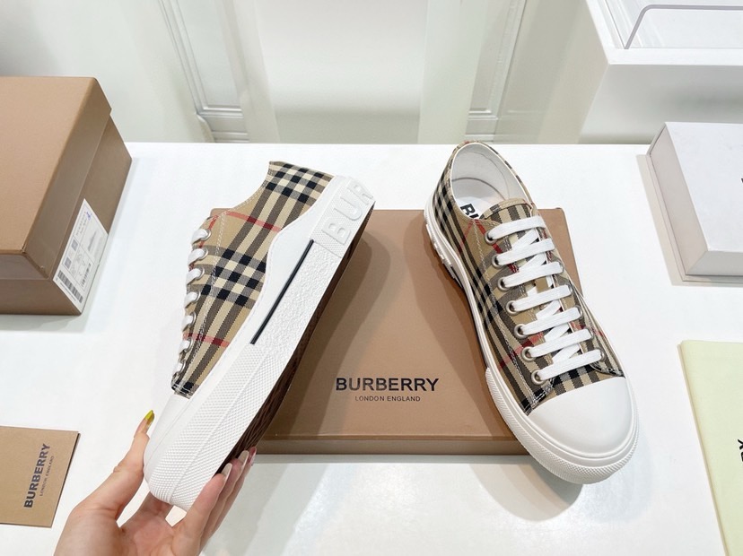 B**rry sneaker 2024072701