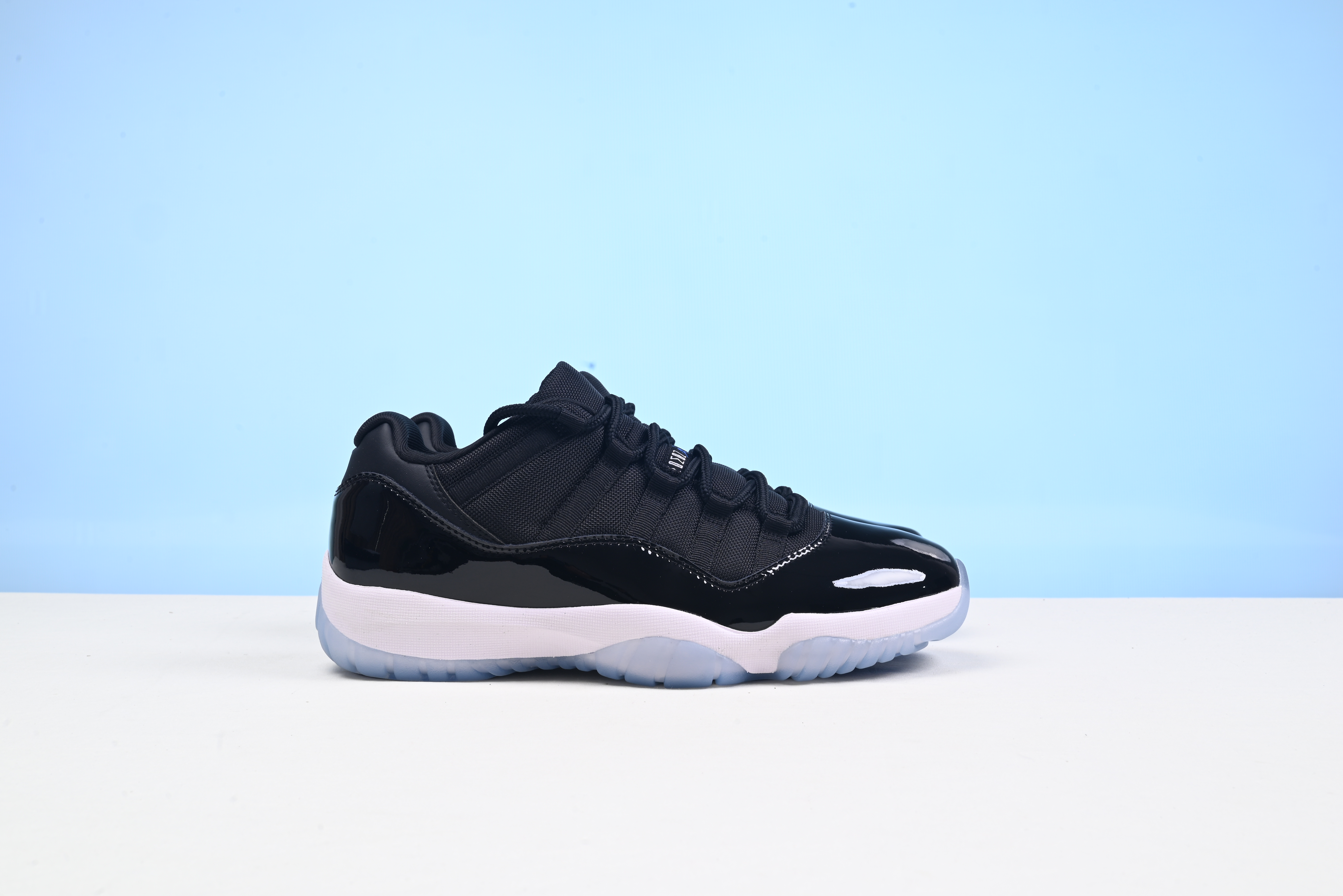 Air Jordan 11 low Space Jam  FV5104-004