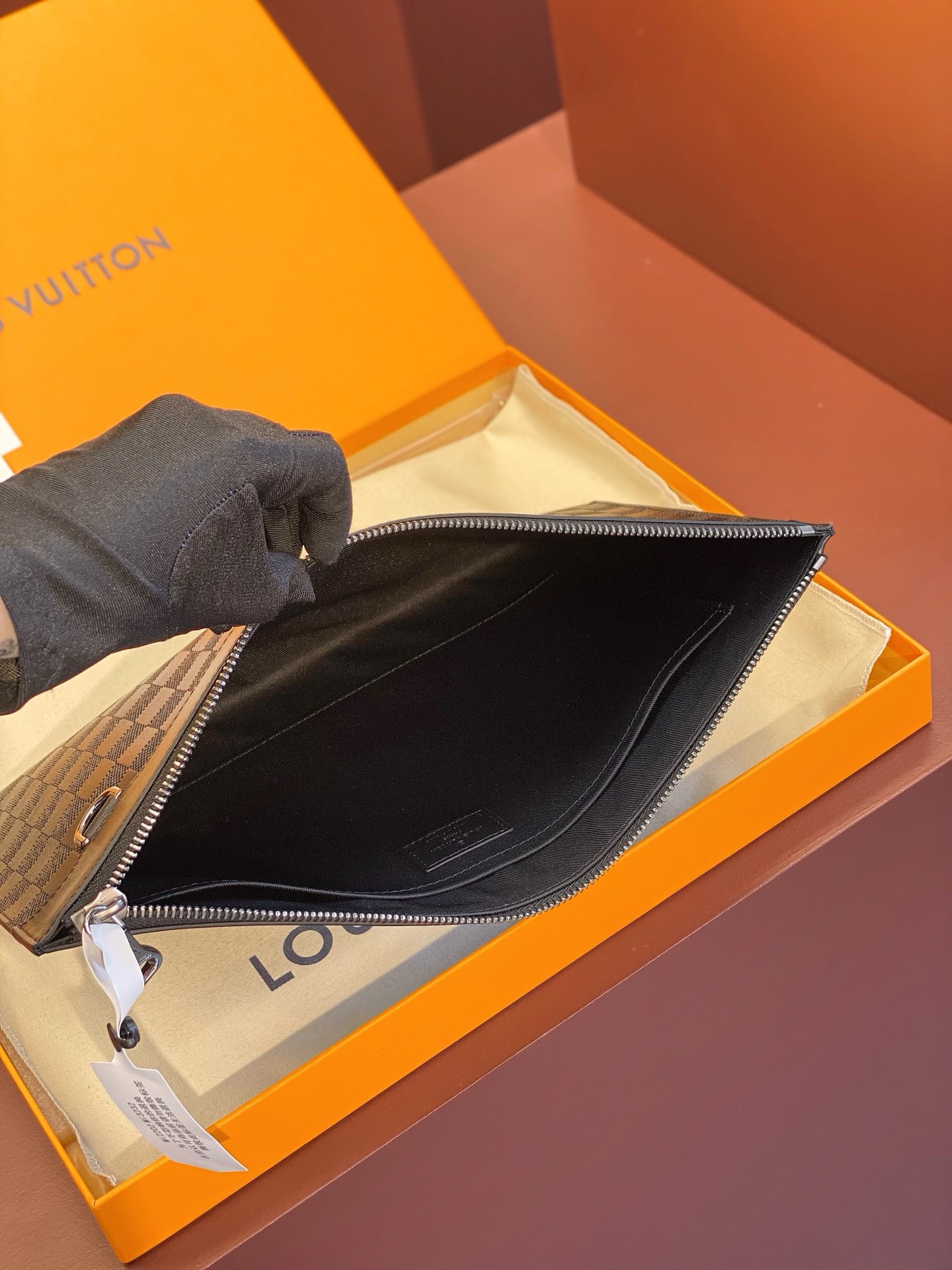 lv l**is V*t*n discovery pochette 34*25*1.5cm